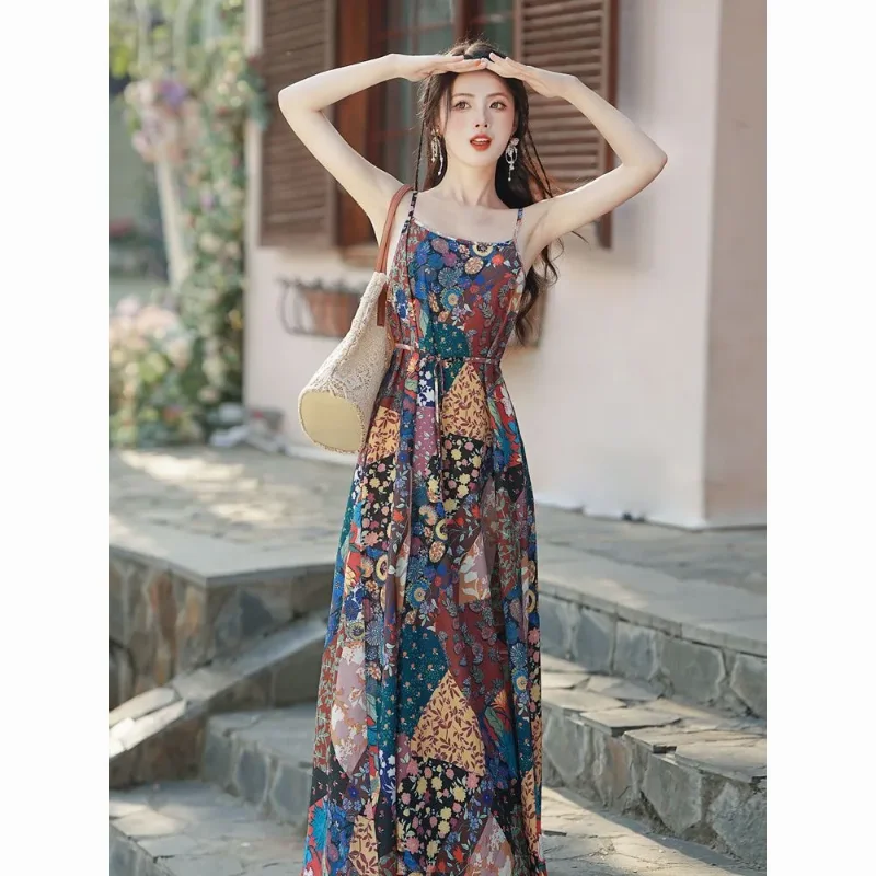 ชุดลำลองสไตล์โบฮีเมียนสองชิ้น เสื้อคาร์ดิแกนโครเชต์สีเบจแบบเว้าลายดอกไม้ พร้อมกระโปรงยาวลายปะติด