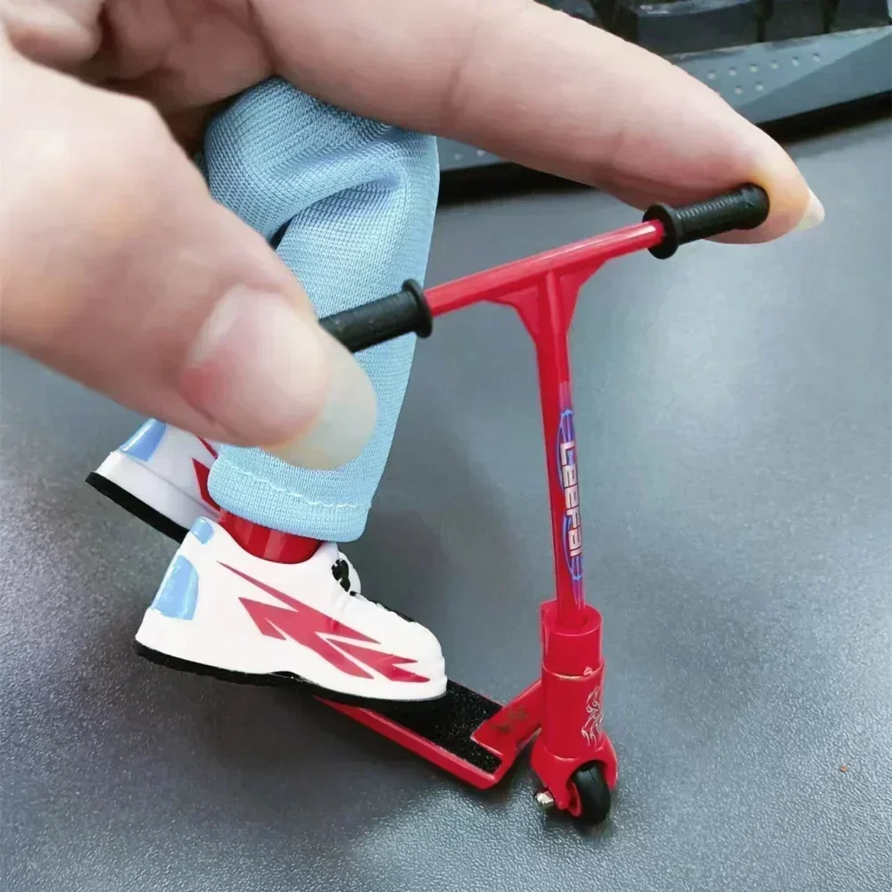 Mini modello di scooter da dito in lega, movimento interattivo della punta delle dita, giocattolo, novità, skateboard per regalo di festa interattivo genitore-figlio