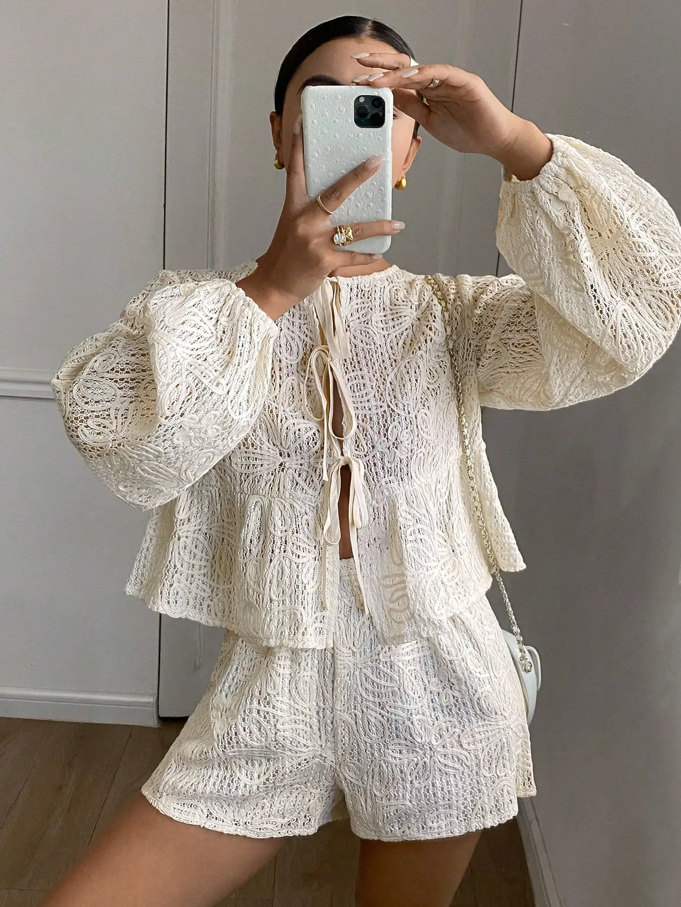 

Женский кремовый кружевной комплект из двух предметов с рукавами-фонариками и завязками спереди
