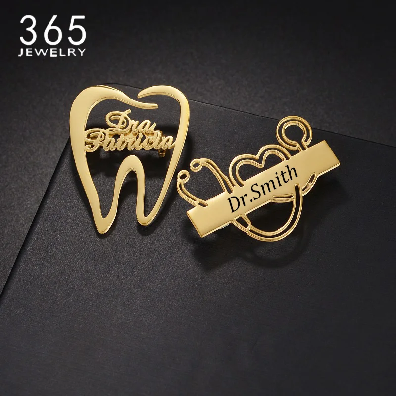 365 novo nome personalizado moda broches de aço inoxidável gravar nomes personalizado forma dos dentes lapela pino para homens mulheres jóias presente