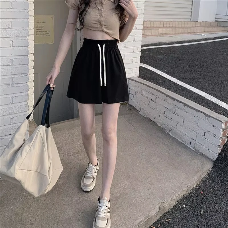 شورت نسائي أسود للفصول الأربعة كاجوال فضفاض مرن عالي الخصر شورت رياضي نسائي برباط واسع الساق