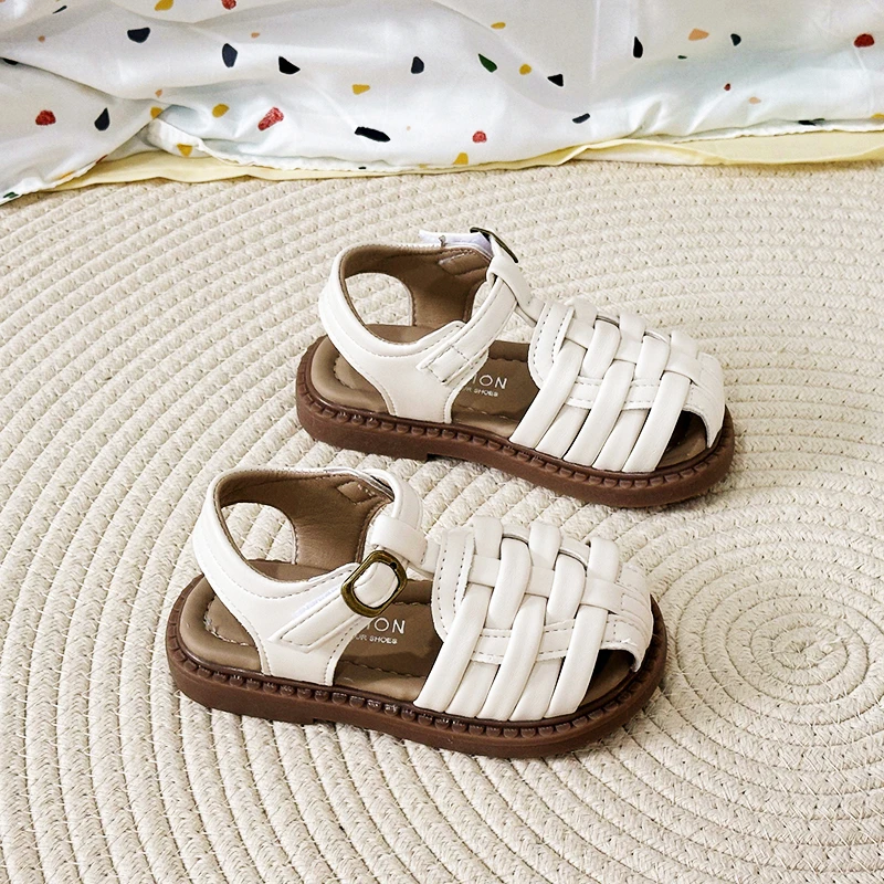 

Детская обувь с открытыми отверстиями, римская обувь для мальчиков и девочек, Нескользящая модная детская обувь в британском стиле с закрытым носком, однотонная обувь с открытым носком