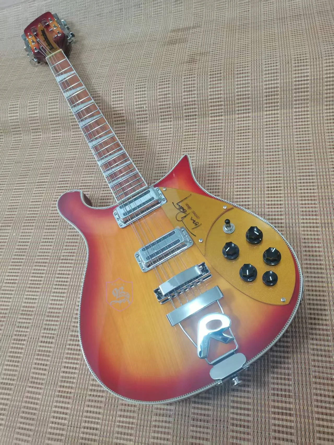 

12-струнная электрогитара с золотым пикгардом, корпус из липы цвета Cherry Sunburst, тремоло R, 660 Guitarra