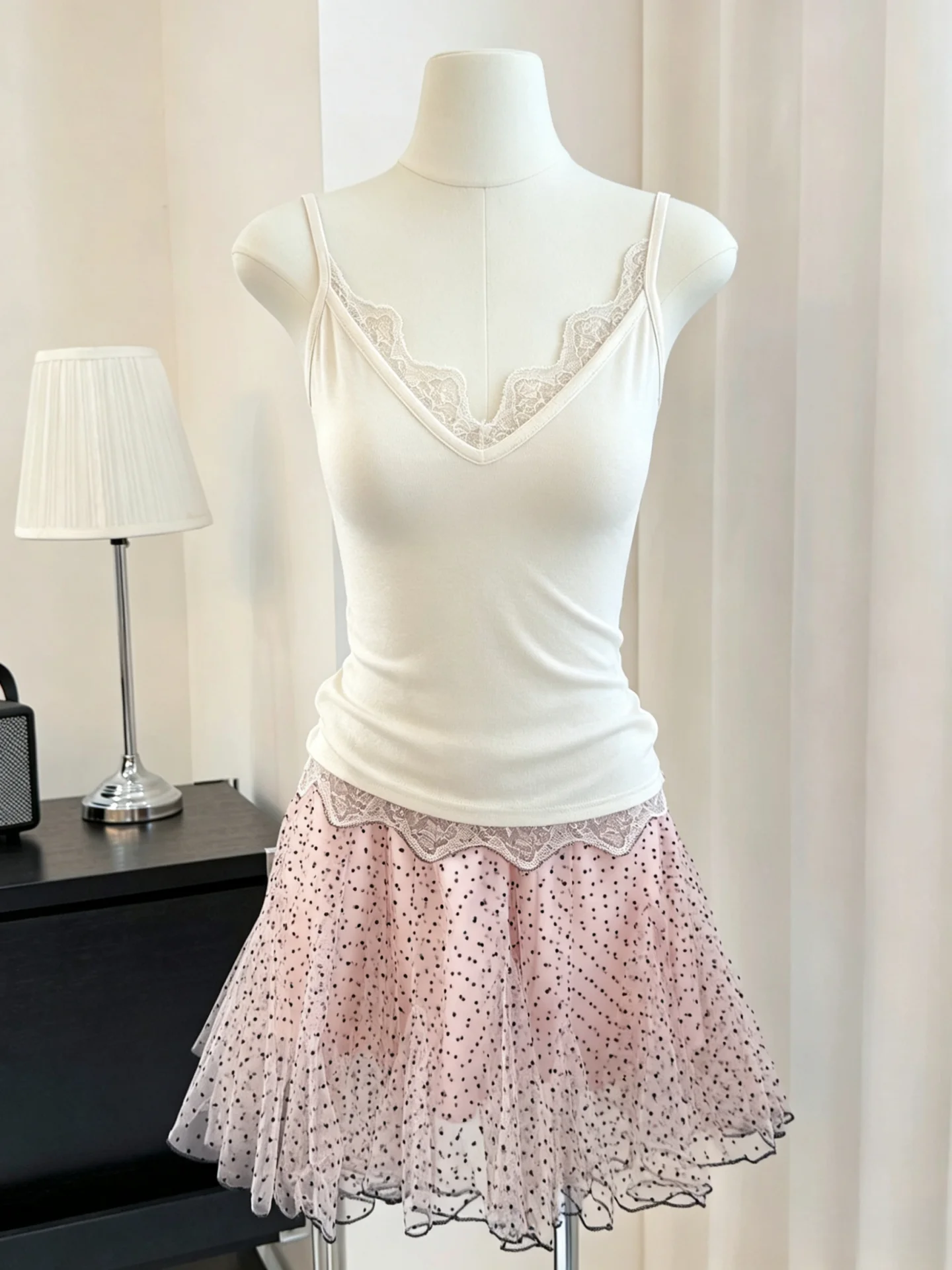 

Summer Lace Splice V-neck Strapless Vest Women's Slim Fit Sleeveless Top New 2026 Large Size Comfortable Inner Wear