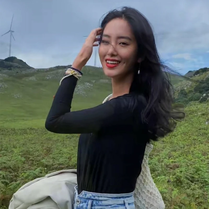 จั๊มสูทขายาวทรงเข้ารูป คอวีลึก ยืดหยุ่น กระชับสัดส่วน ใส่เป็นชุดชั้นในหรือชุดลำลองได้ เหมาะสำหรับใส่ทำงานหรือใส่เที่ยว สไตล์เรียบหรู ทรงเข้ารูป