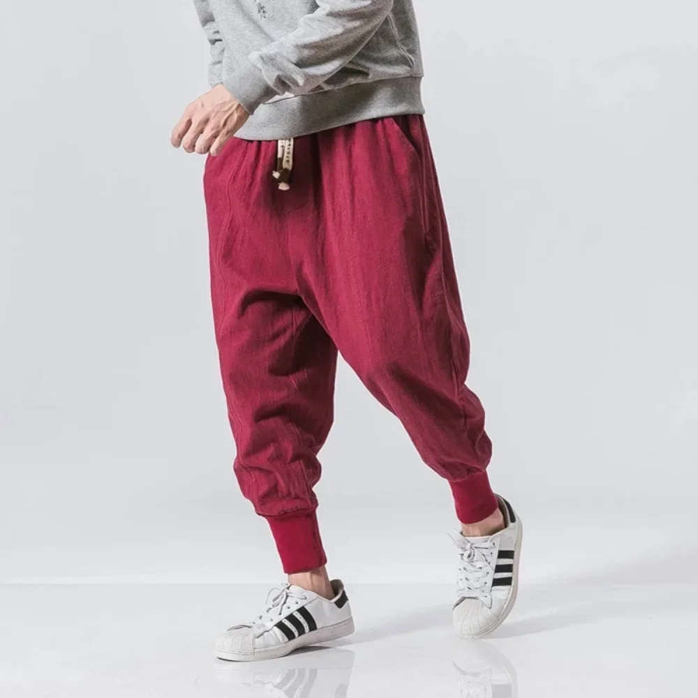 Pantaloni stile harem in cotone e lino da uomo tinta unita elastico in vita streetwear pantaloni 2024 nuovi pantaloni larghi con cavallo basso pantaloni casual da uomo
