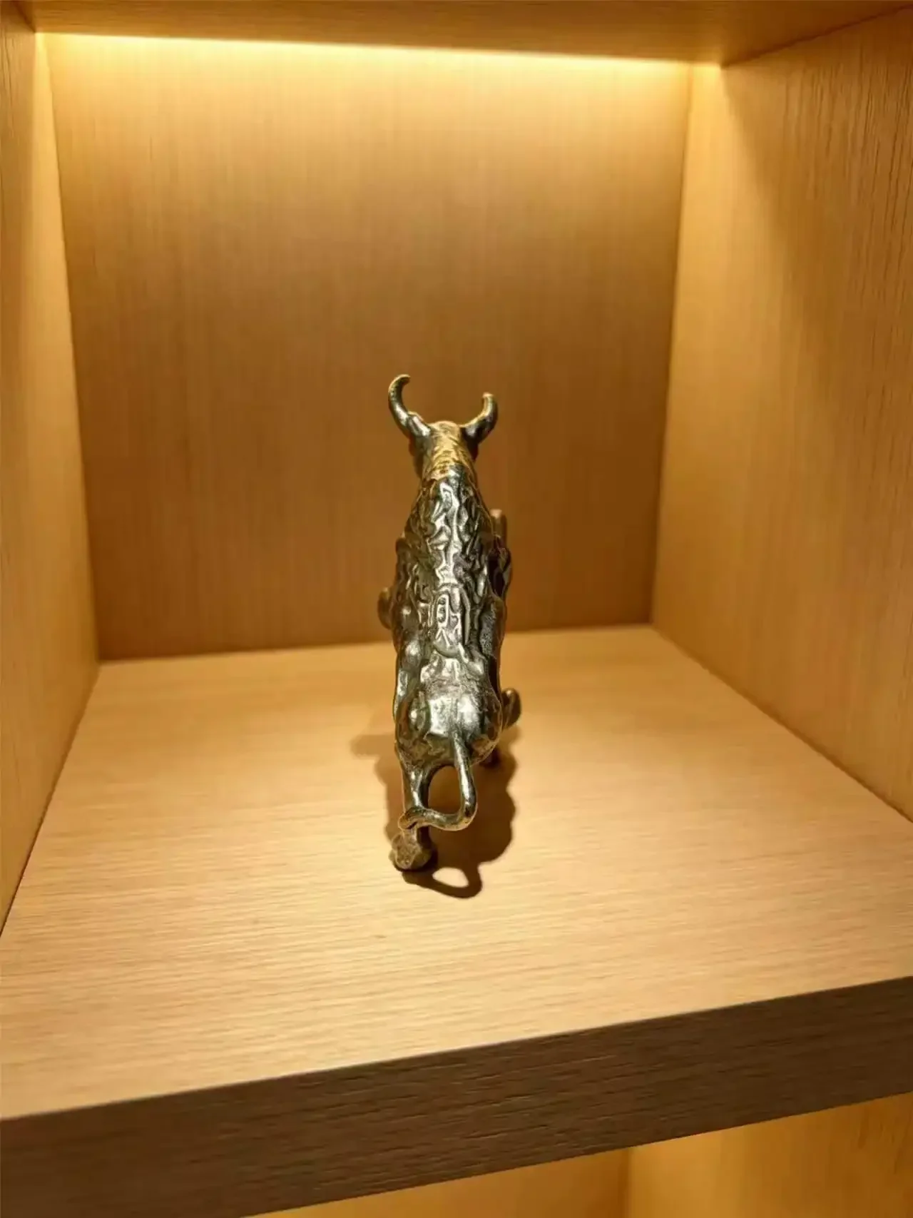 Glücksbringer-Messingstatue eines Stiers als Miniatur-Dekoration für Zuhause, Büro und Schreibtisch - Talisman für Glück – Detail 2