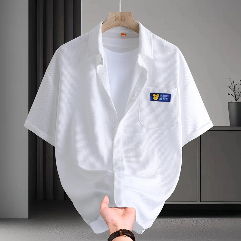 

Новая летняя мужская рубашка из ледяного шелка с коротким рукавом, модная, дышащая, с охлаждающим эффектом, приталенного кроя, на пуговицах