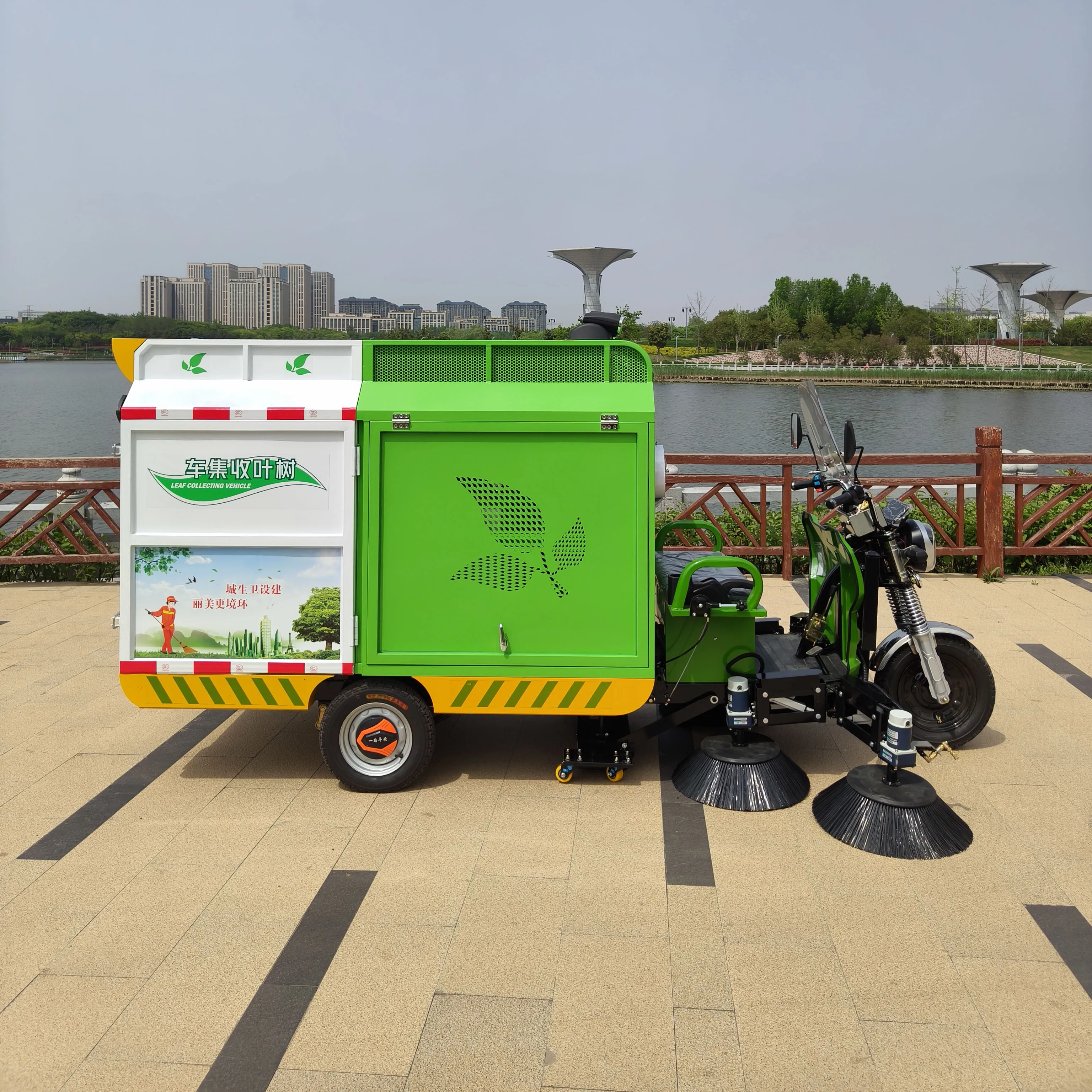 Oil-electric Multi-functional Water Sprinkler Road Sweeper Truck New Energy Leaf Collection Vehicle 120-250cm Cleaning Width view 2