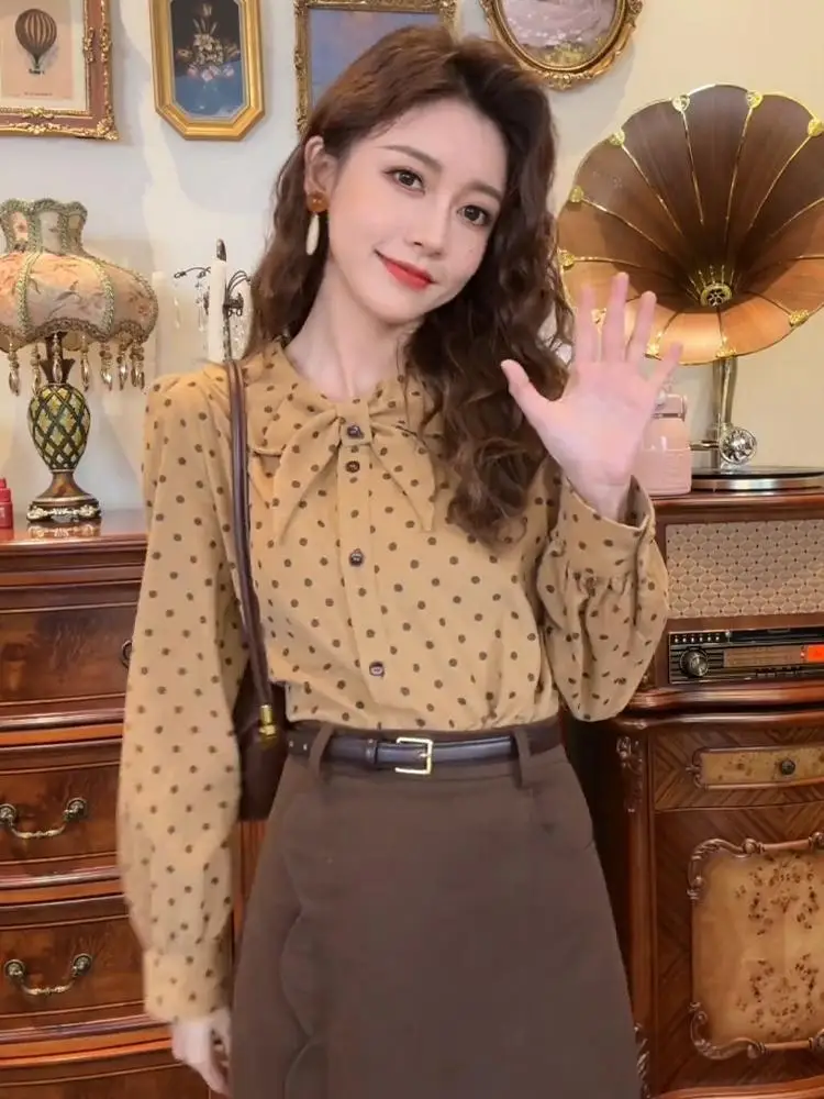 Hong Kong Style Retro Bow Polka Dot Shirt 2023, nowa damska jesienno-zimowa gruba koszula z długim rękawem Design Sense Top