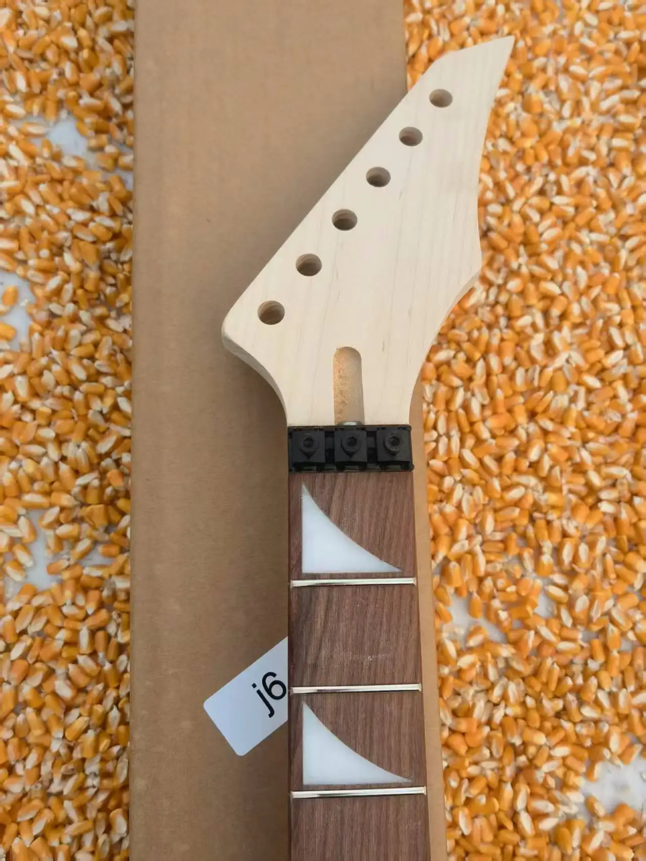 j6-24-fret-diapason-de-palisandro-con-cuello-electrico-hecho-de-arce-de-255-pulgadas-con-incrustaciones-triangulares-blancas