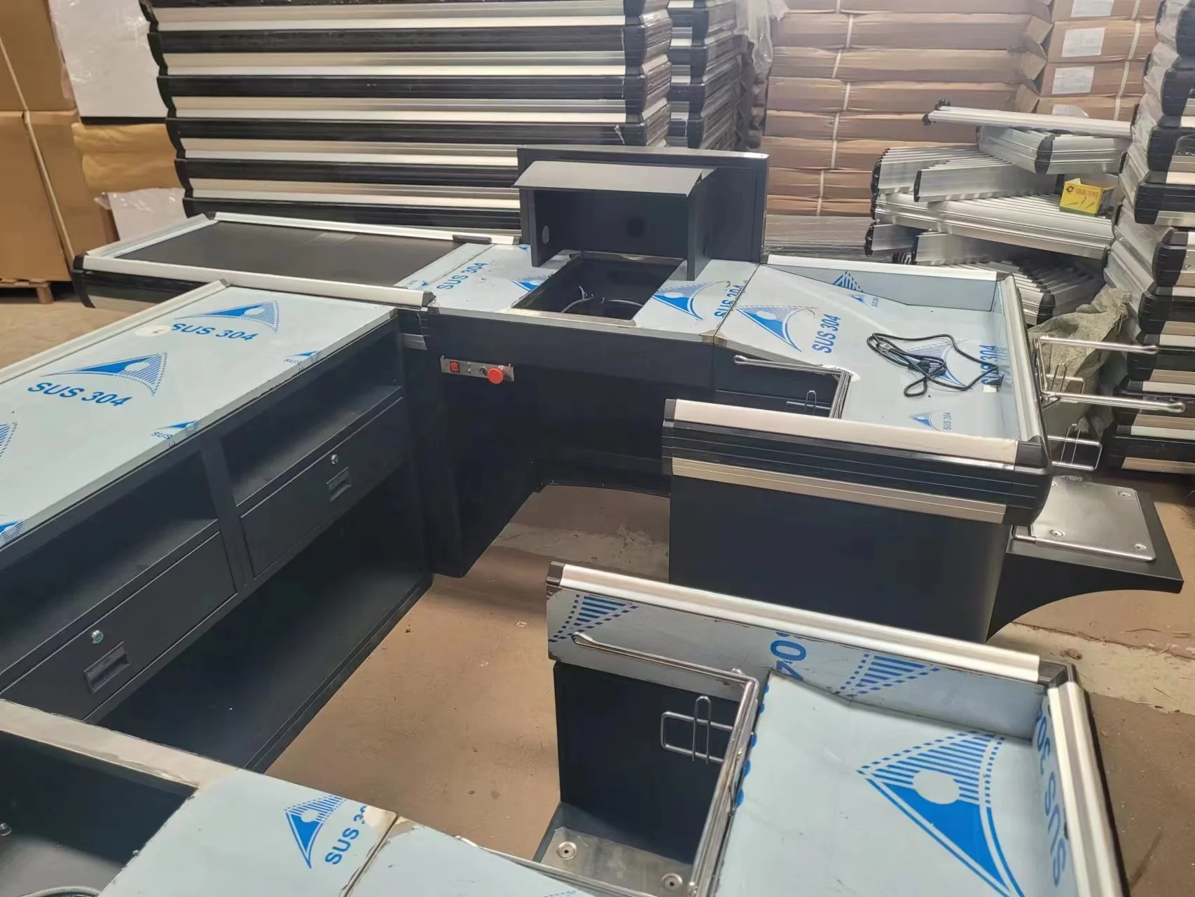 U-förmiger Kasse für den Supermarkt mit Förderband