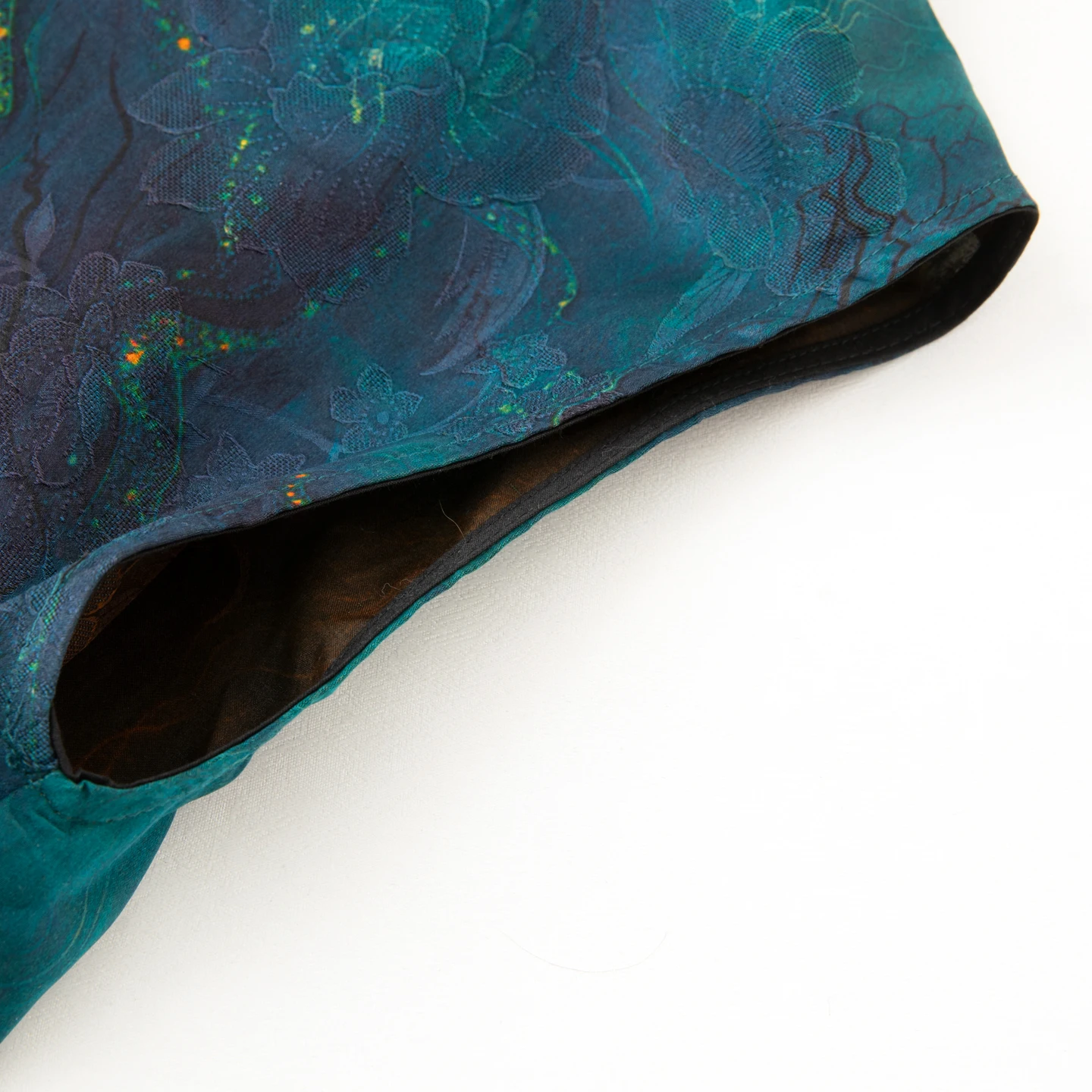 2025 Women's Summer New Breathable 100% Natural Mulberry Silk Gambiered Guangdong Gauze Tea Robe V-neck Strap Short Top