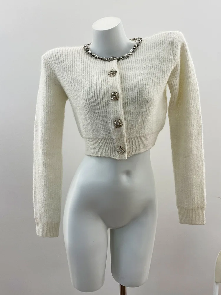 

CHUJIE 2025 Осенне-зимняя новинка: Вязаный кардиган с круглым вырезом, украшенный стразами цвета слоновой кости, в стиле «Молодая леди», короткий, милый, элегантный топ