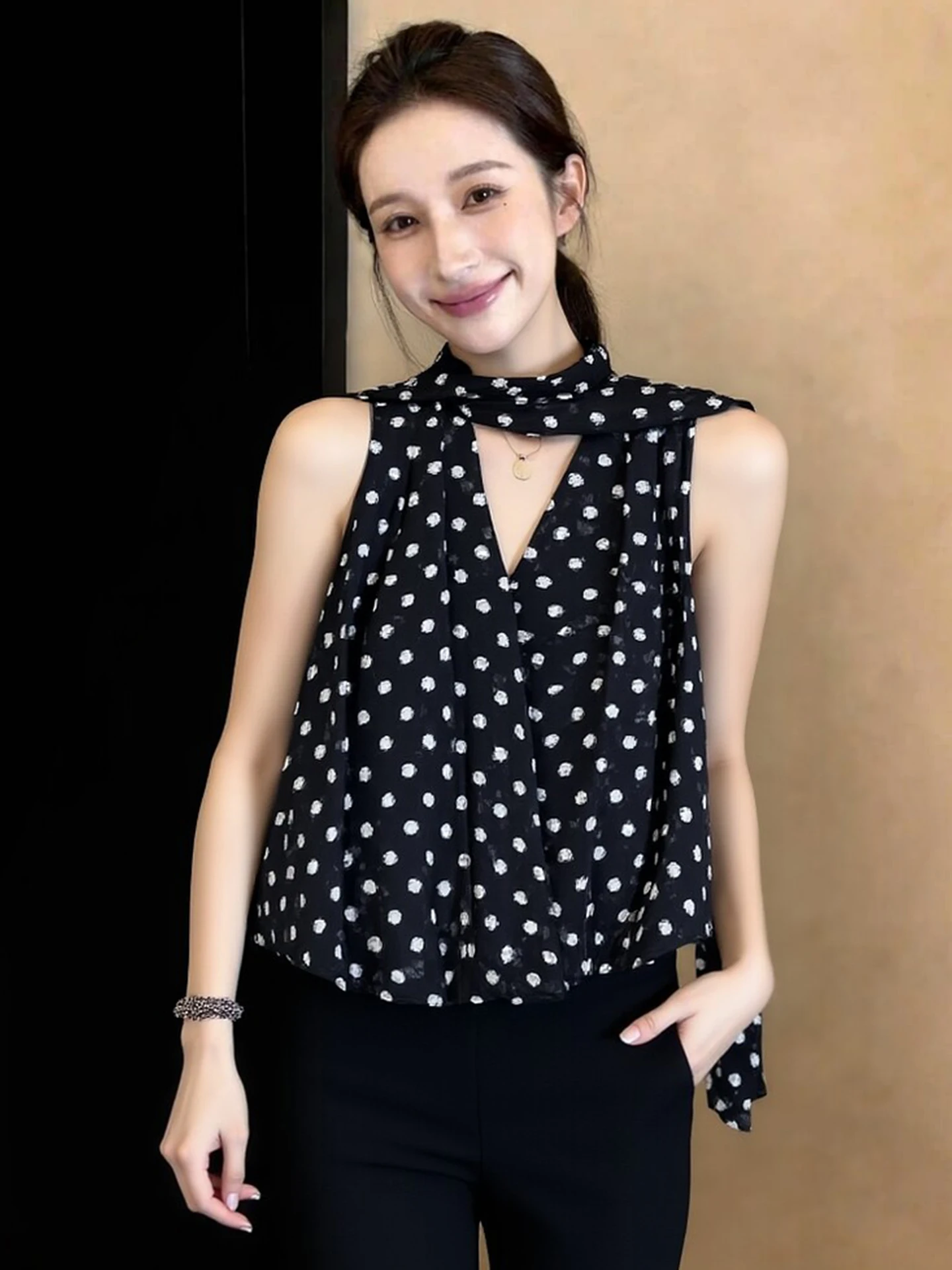 

Elegant Fashionable Polka Dot Color Block Sleeveless Commute Vest Anti-Aging Women's Top Korean Style Straight Cut Silk Shirt