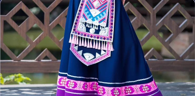 Set di abbigliamento tradizionale ricamato da donna cinese Guangxi Zhuang