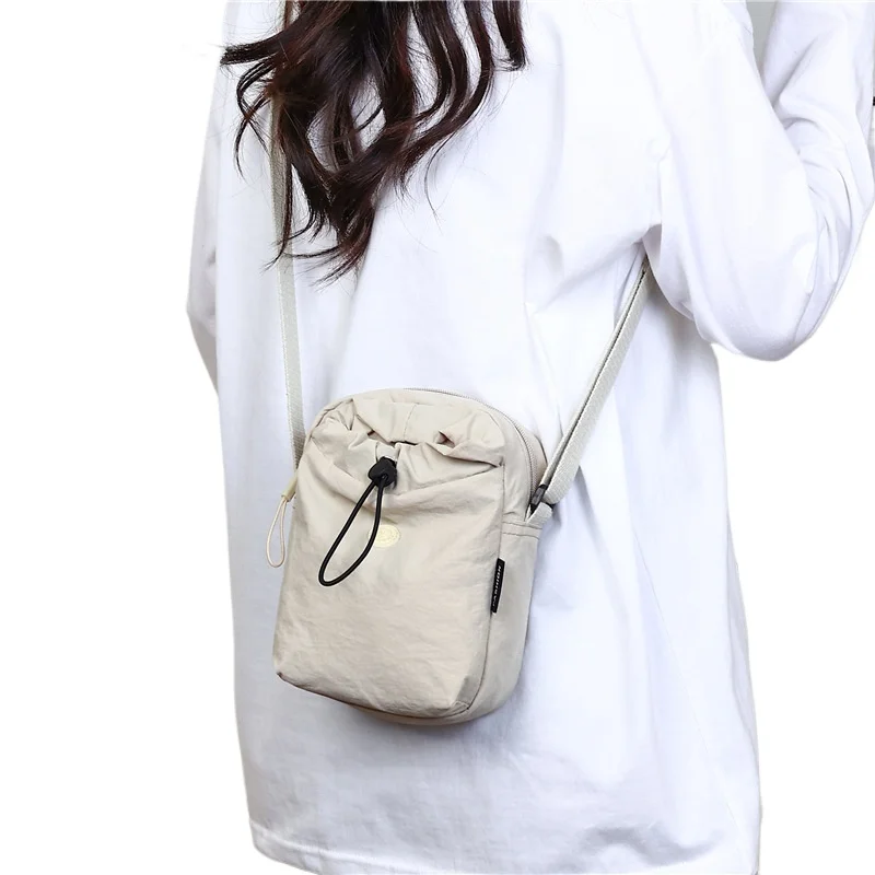 

Новая повседневная дорожная сумка для бутылки с водой для женщин, нейлоновая портативная сумка через плечо для мобильного телефона, мини-универсальная маленькая квадратная сумка через плечо