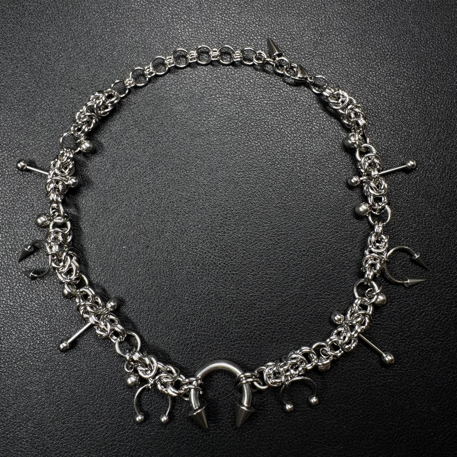 Gothic Punk Spike Horseshoe Choker Halskette aus Edelstahl, klobige geflochtene Kette, edgy Statement-Schmuck für Damen & Herren – Detail 6