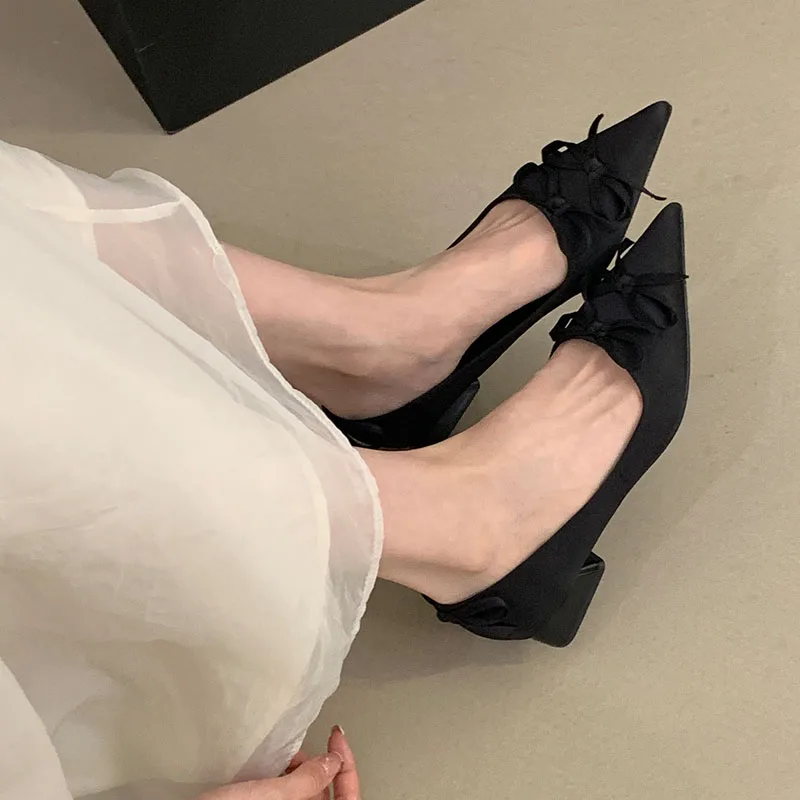 Borboleta-nó moda dedo do pé apontado senhoras saltos bombas sapatos 2025 nova seda feminina deslizamento em calçados rasos sapatos de salto baixo