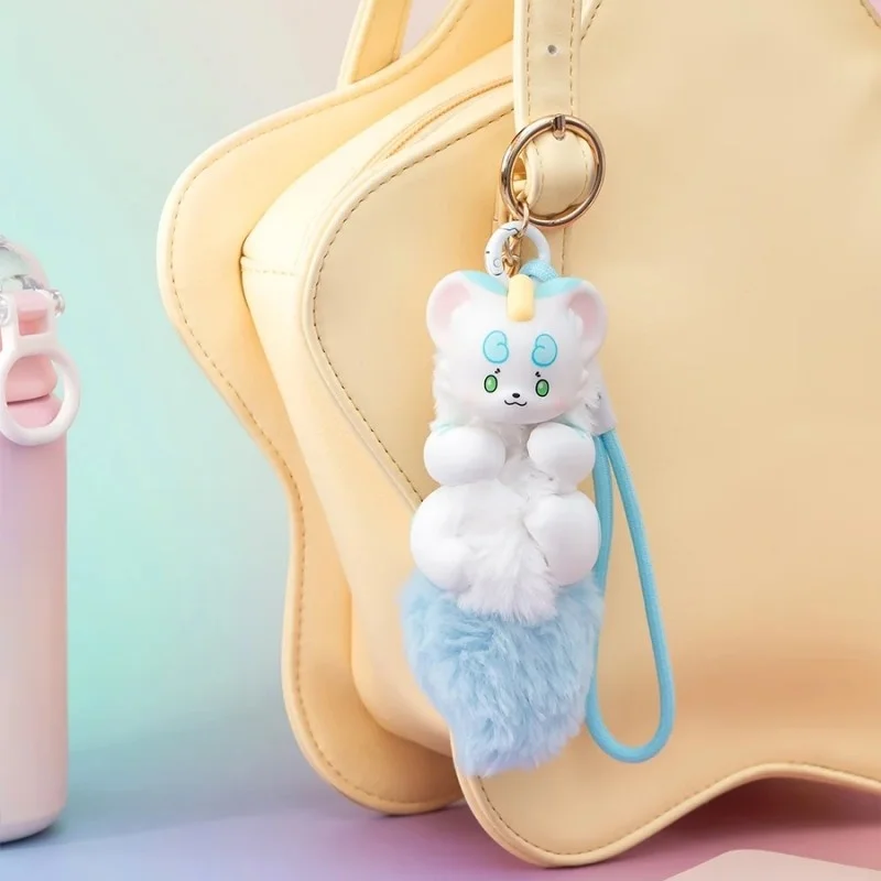 Existem animais, há caixas cegas, há brinquedos de boneca de pelúcia espiritual na palma, anime, pingente de mochila periférica