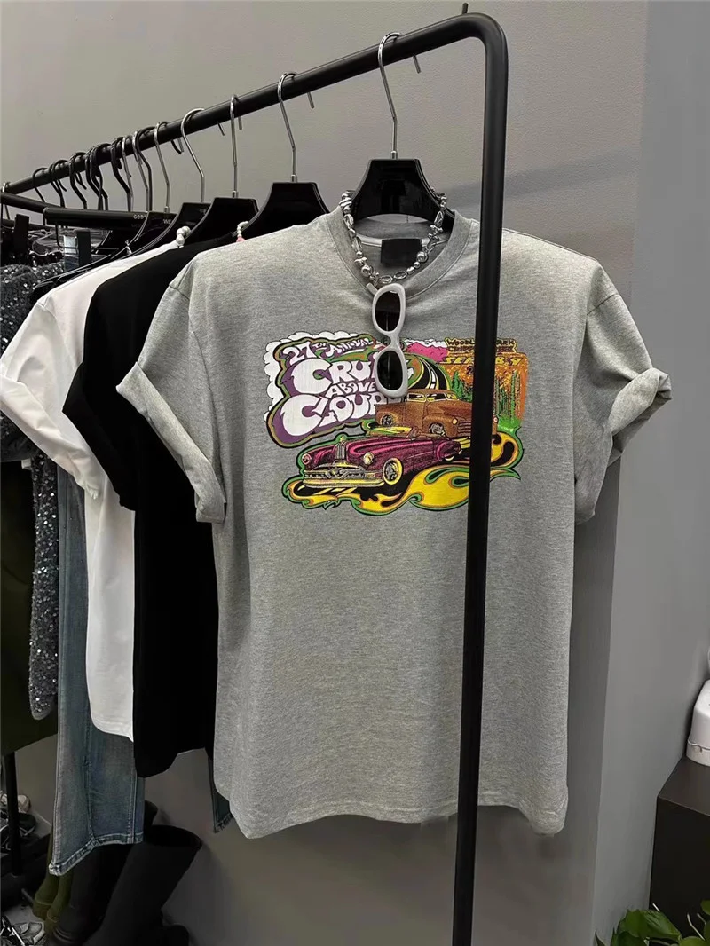 

Летняя женская футболка Dongda Gate в новом стиле с мультяшным принтом автомобиля и букв, свободного кроя, с подплечниками, коротким рукавом, в корейском стиле, из смесового хлопка