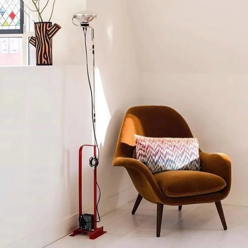 Imagem -02 - Toio-iron Chrome Floor Lamp Spotlight Design Italiano Decoração de Quarto e Escritório Sofá de Canto Interior Preto Branco Vermelho