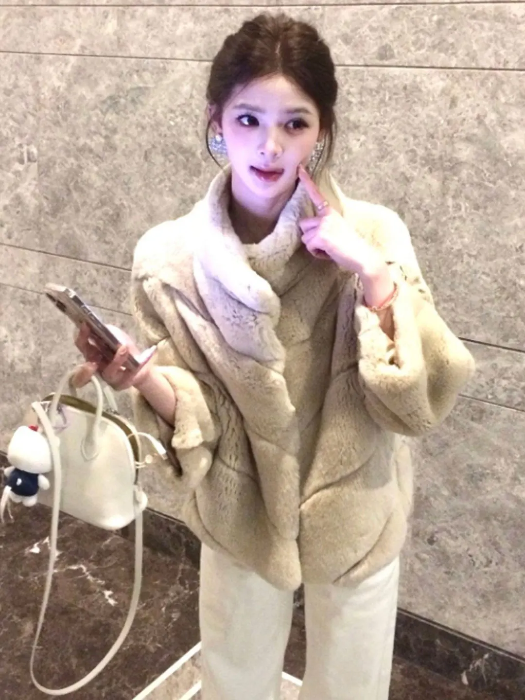 

Экологичное меховое пальто Sli Faionable: всепогодное, теплое, однотонное, молодежное, женское, приталенное, с длинным рукавом и воротником-стойкой