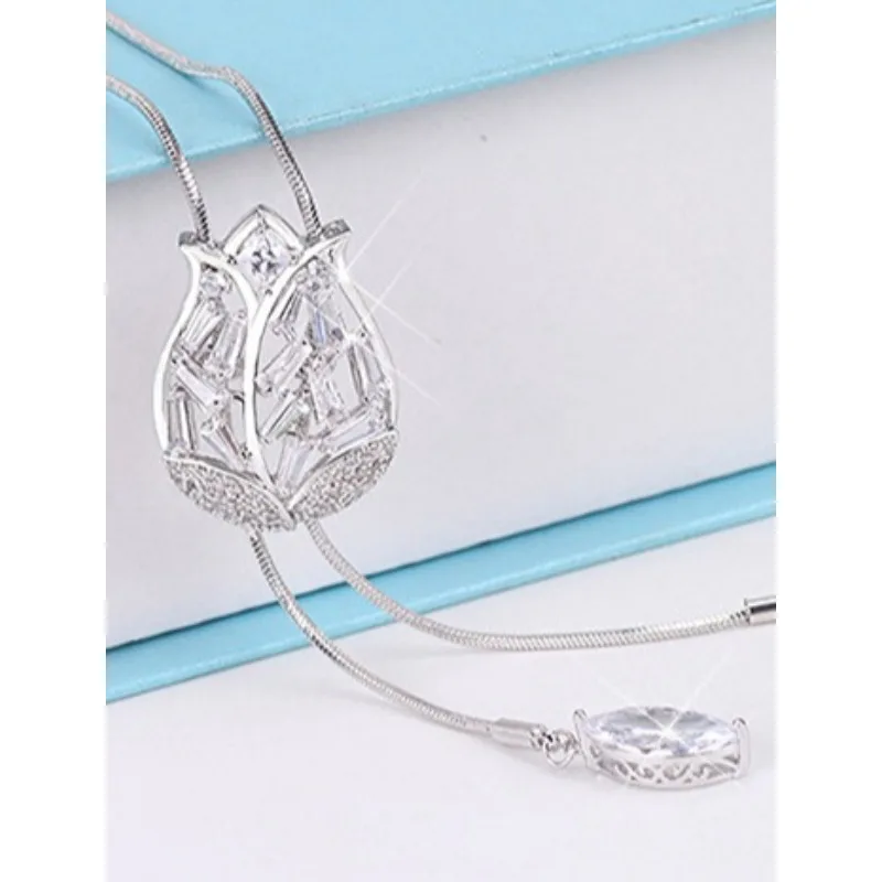 

Сочетается с цирконом-тюльпаном и бриллиантами. Это универсальное, длинное и модное женское колье идеально подходит для осени и зимы.