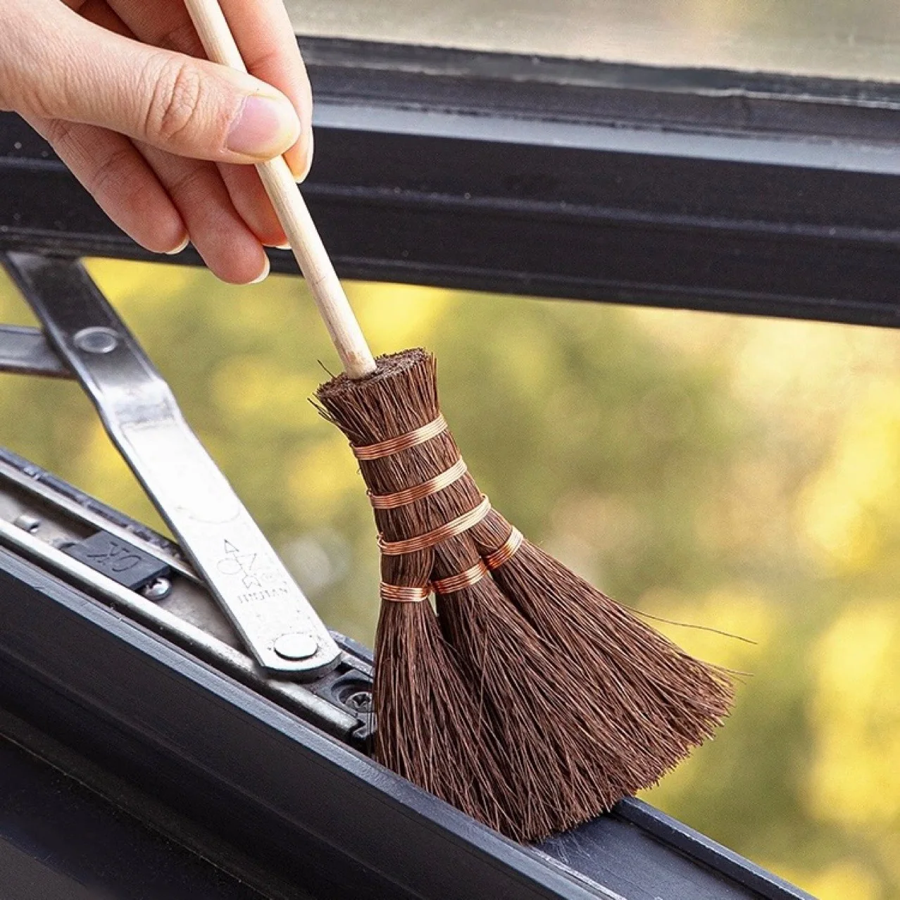 1 szt. [Mini drewniany miotła] Mini drewniana miotła wielokrotnego użytku z brązowymi włosiem - średnia twardość, nie wymaga elektryczności