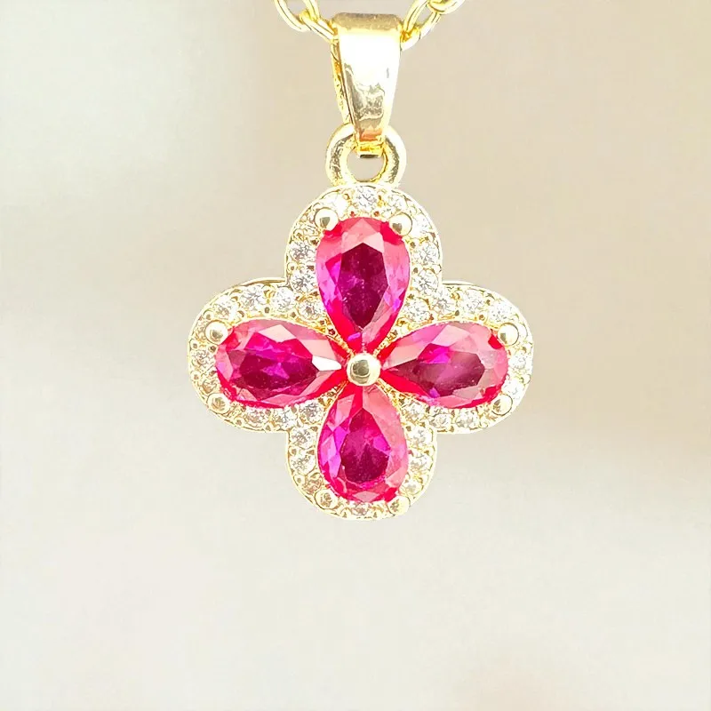 قلادة نحاسية مطلية عيار 14 قيراط مع ترصيع اكسيد الالمونيوم الأحمر تتميز الاحتفاظ بالألوان العالية والمجوهرات الفاخرة ذات الأربع أوراق البرسيم