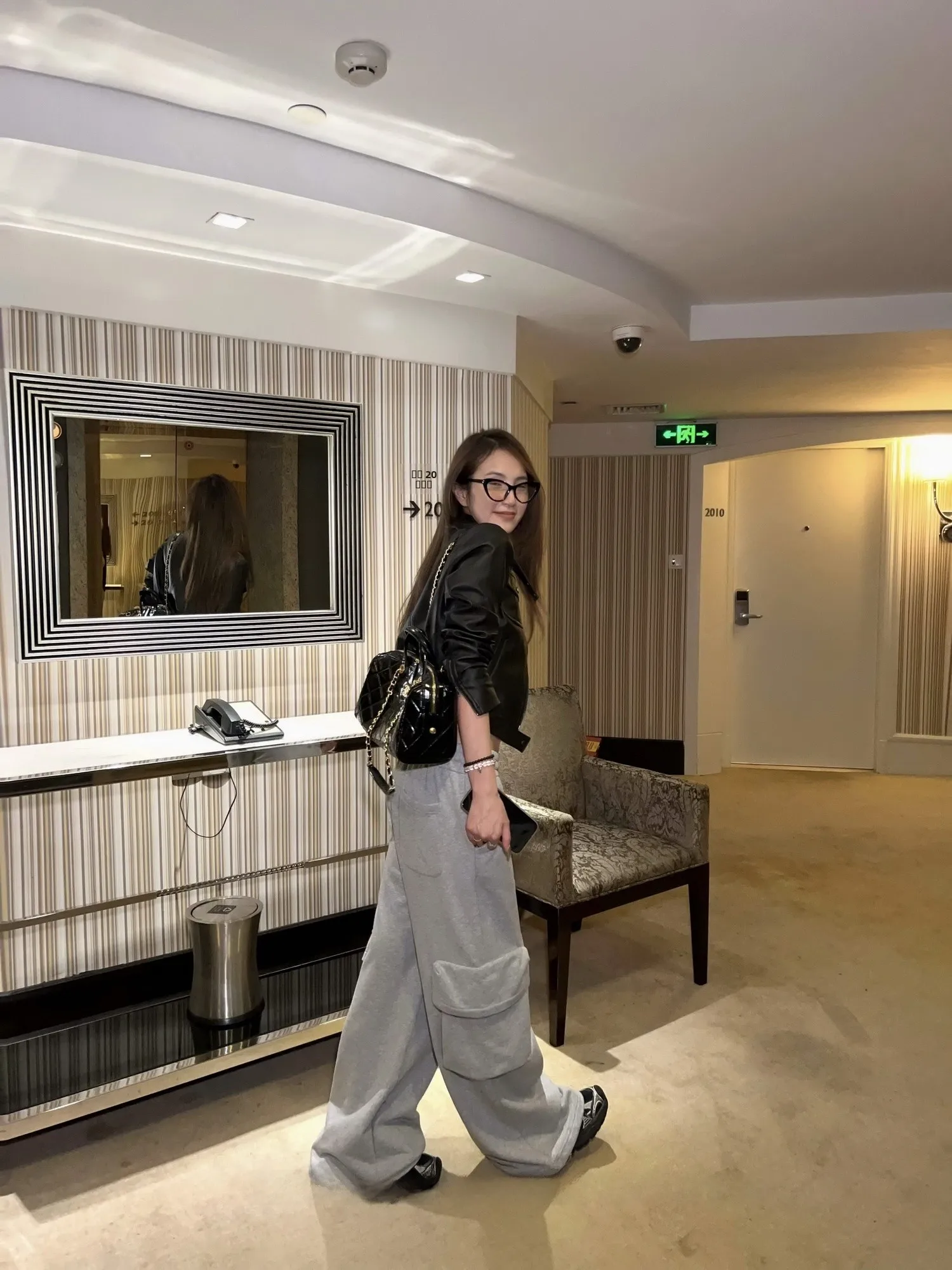 Jaqueta de Couro Sintético Feminina Estilo Motoqueira Slim Fit Manga Longa da Moda