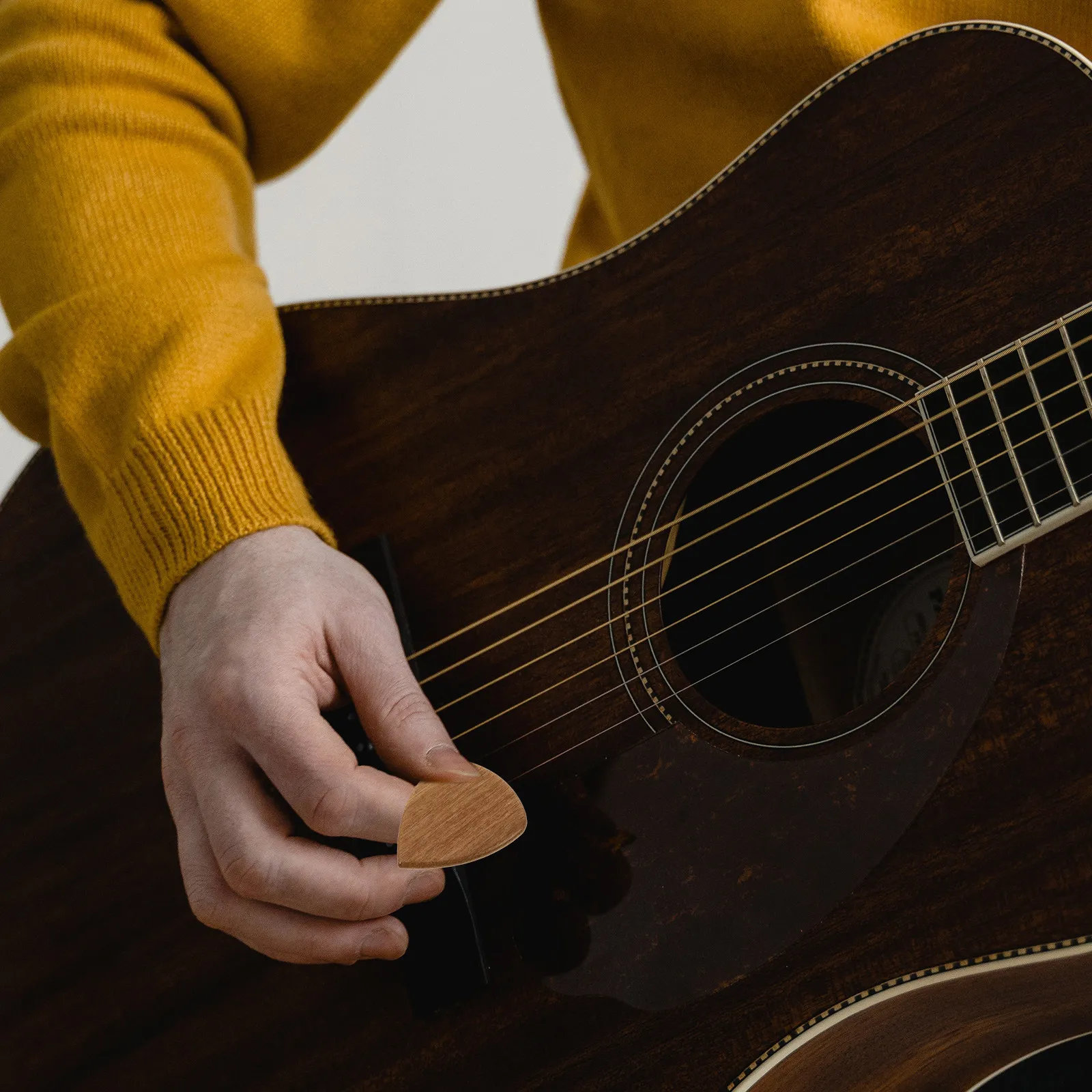 1Pcs Handcrafted Wood Guitar Pick Ergonomic Grip Less Finger Stress Natural Sound Quality Portable Guitar Plectrum Accessory