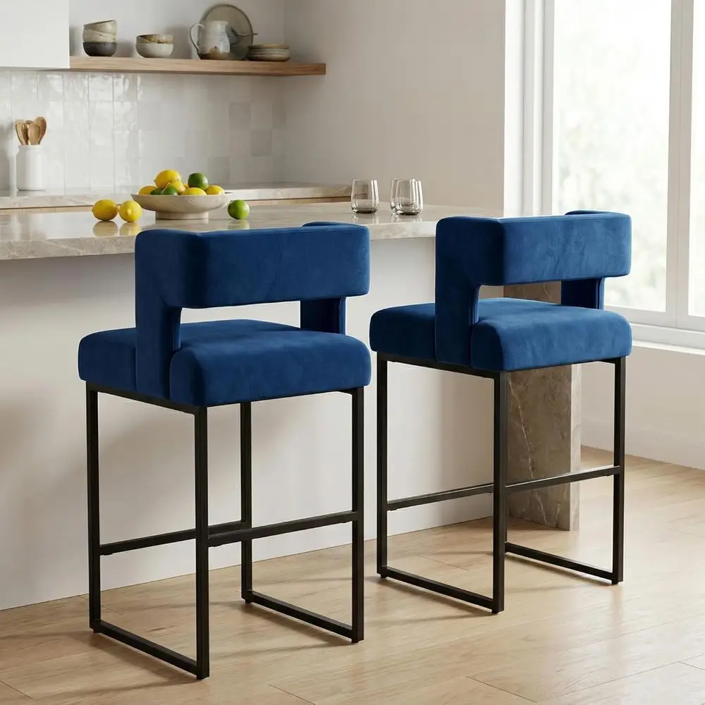 

Комплект из 2 барных стульев из велюра, стулья для барной стойки с высокой спинкой и подлокотниками, металлические ножки, подходят для кухонного острова или домашнего бара, черные