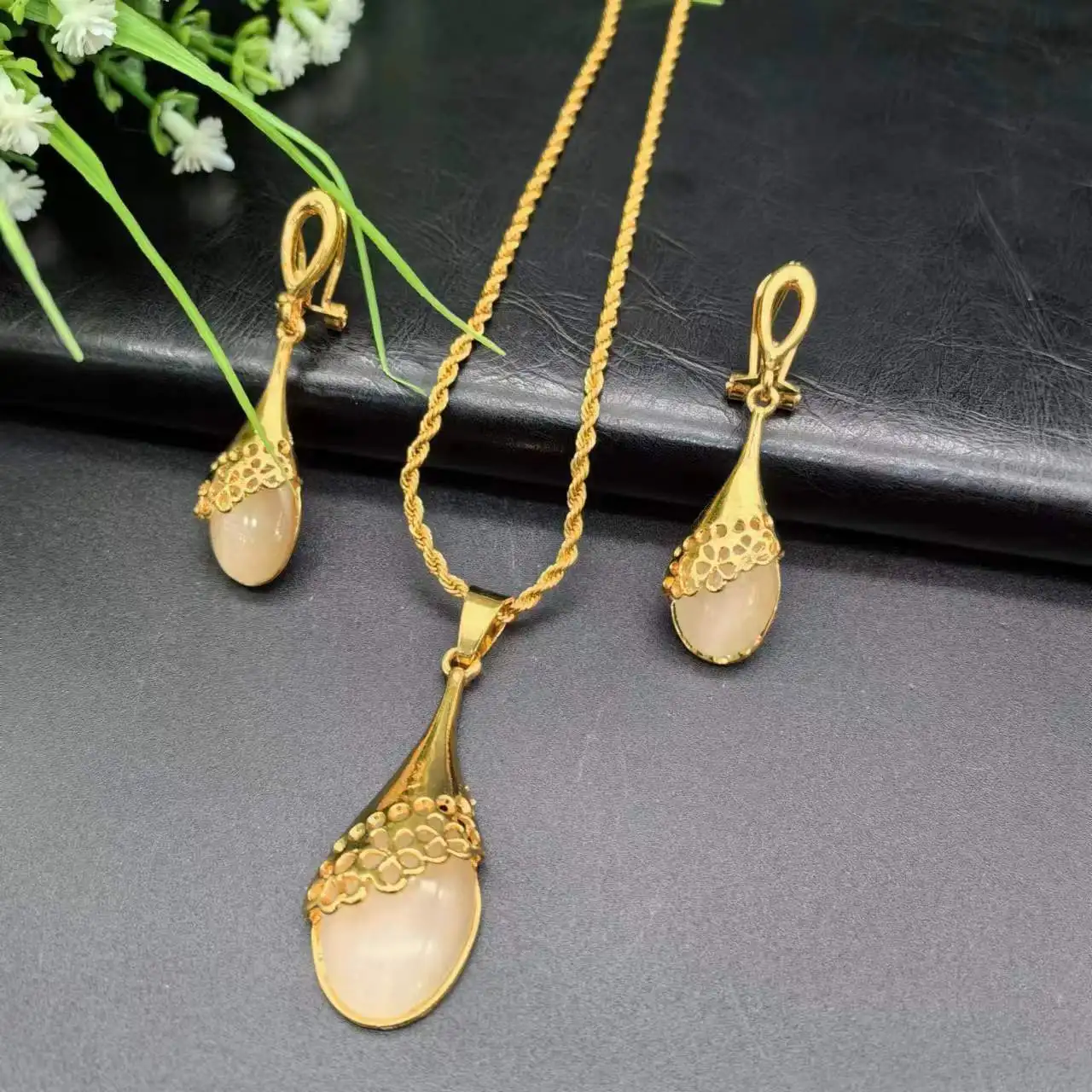 

Sunnice Wholesale Dubai African Copper 24K Gold Plated Jewelry Set for Wedding Party Geometric Zircon Pendant Earrings Necklace