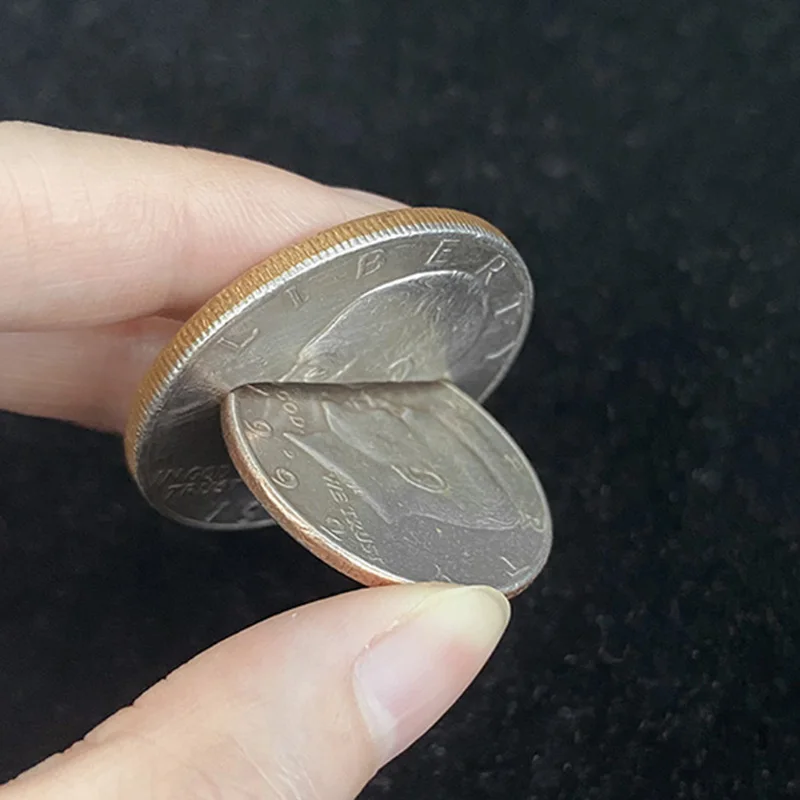 

Фокус с монетами: «Монета сквозь монету» — классический трюк с проникновением монеты сквозь другую. Магия, иллюзии крупным планом, реквизит.