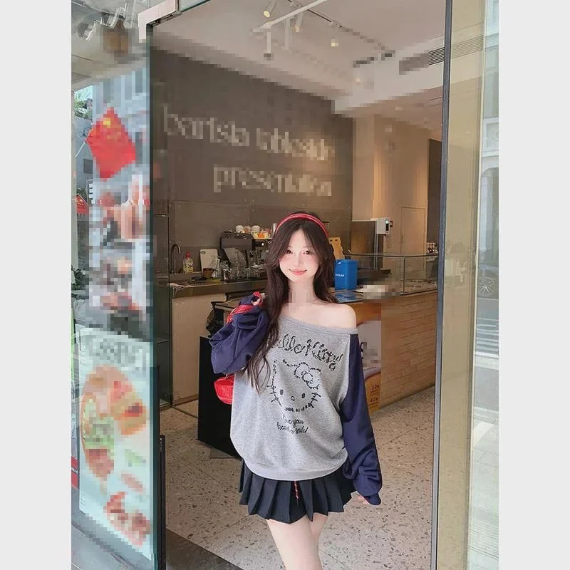 

Милая футболка с принтом в американском ретро-стиле с мультяшным котенком, весенне-осенняя, с открытым плечом, в стиле лоу-кэжуал, с цветовыми блоками, свободного кроя, повседневная.