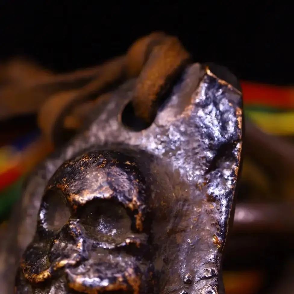 

2"Tibetan Temple Collection Old Bronze Cinnabar Skull Head Buddha Card Amulet Pendant Dharma Worship Hall Town House Exorcism