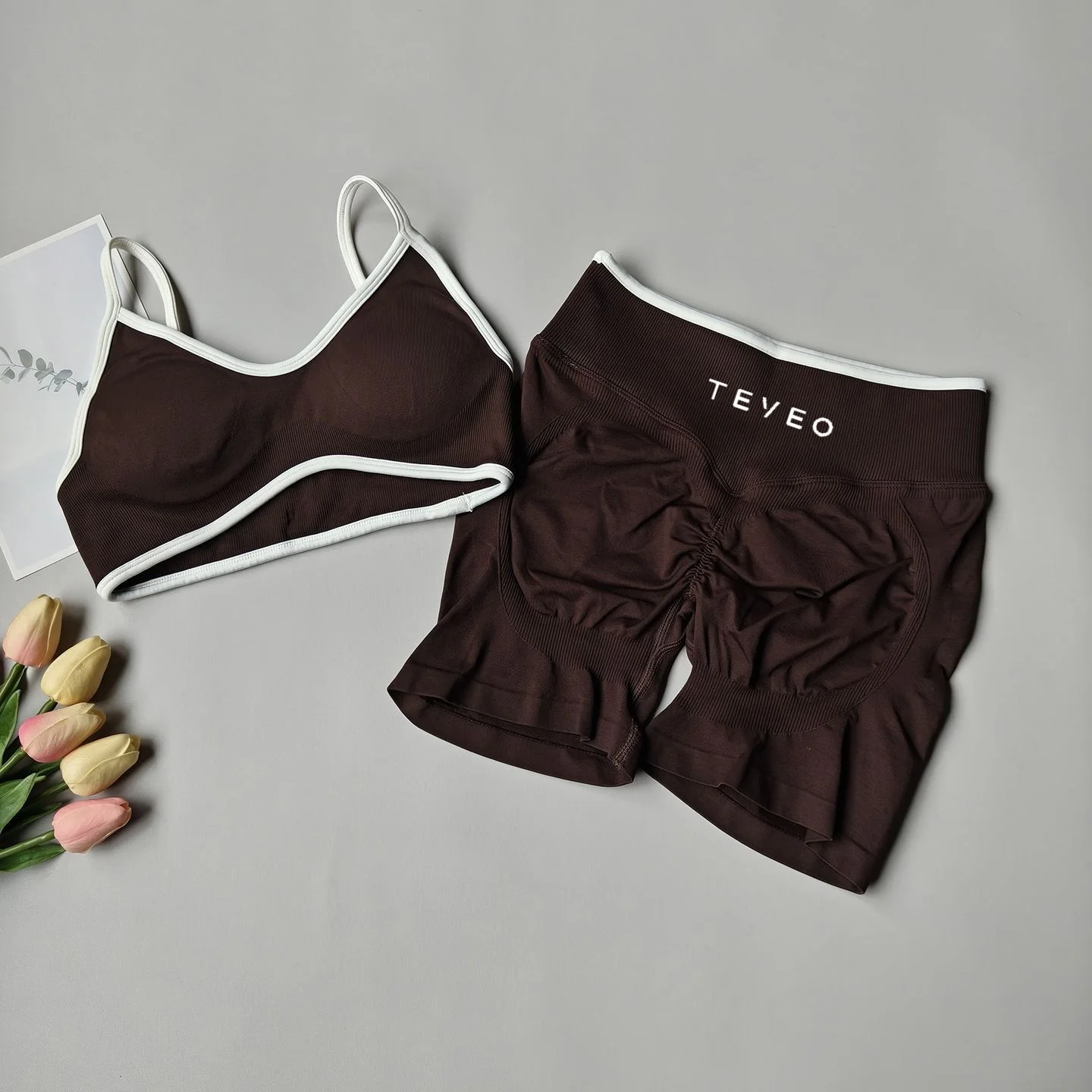 TEVEO 2 قطعة السراويل اليوغا الرياضية النسائية اللياقة البدنية الدراجات السراويل الرياضية المرنة إشعال نحت Scrunch قصيرة اليوغا الصدرية مجموعة طماق