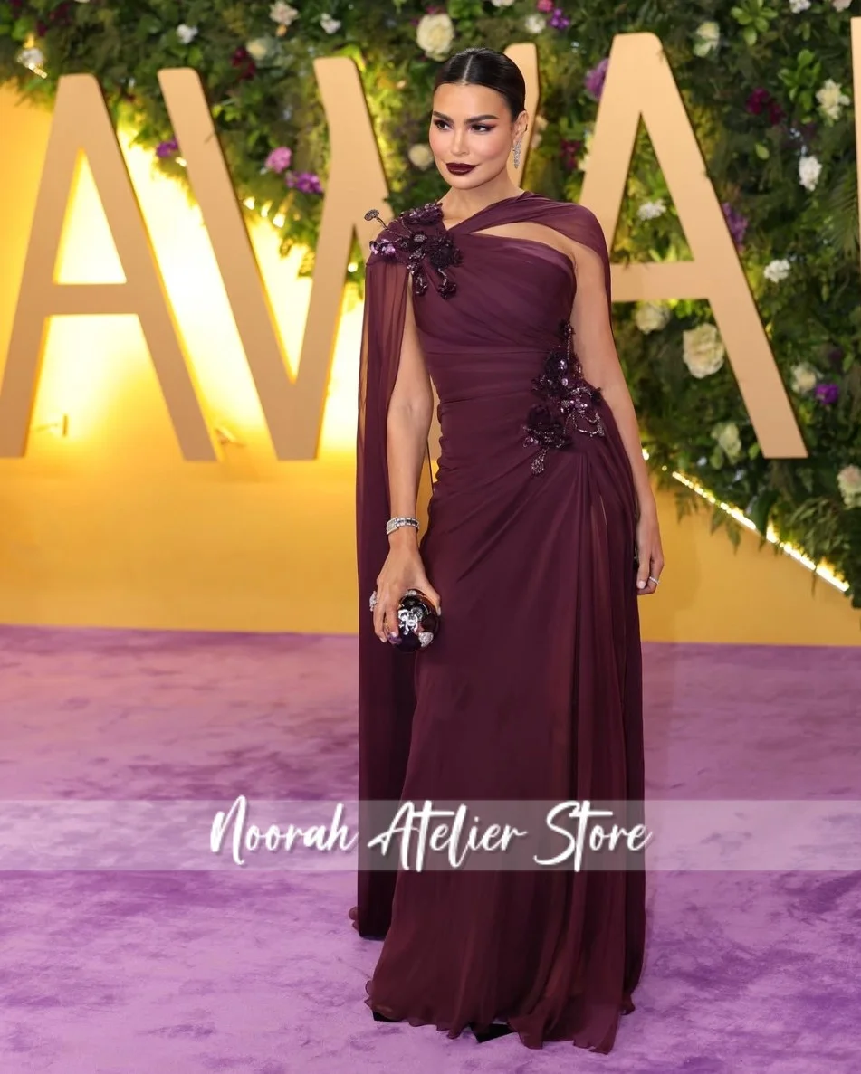 Weinrote 3D-Perlen-Blumen-Umhang, luxuriöse Damen-Abendkleider 2025, Damen-Dubai-Falten, Promi-Kleid, Abschlussballkleid, individuell gestaltet