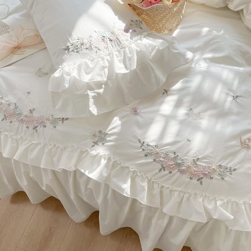 Imagem -04 - Conjuntos de Cama Princesa Branca 100 Algodão Colcha Ruffle Coreana Capa de Edredão Bordada Flor Saia de Cama e Fronhas Tecido Caseiro