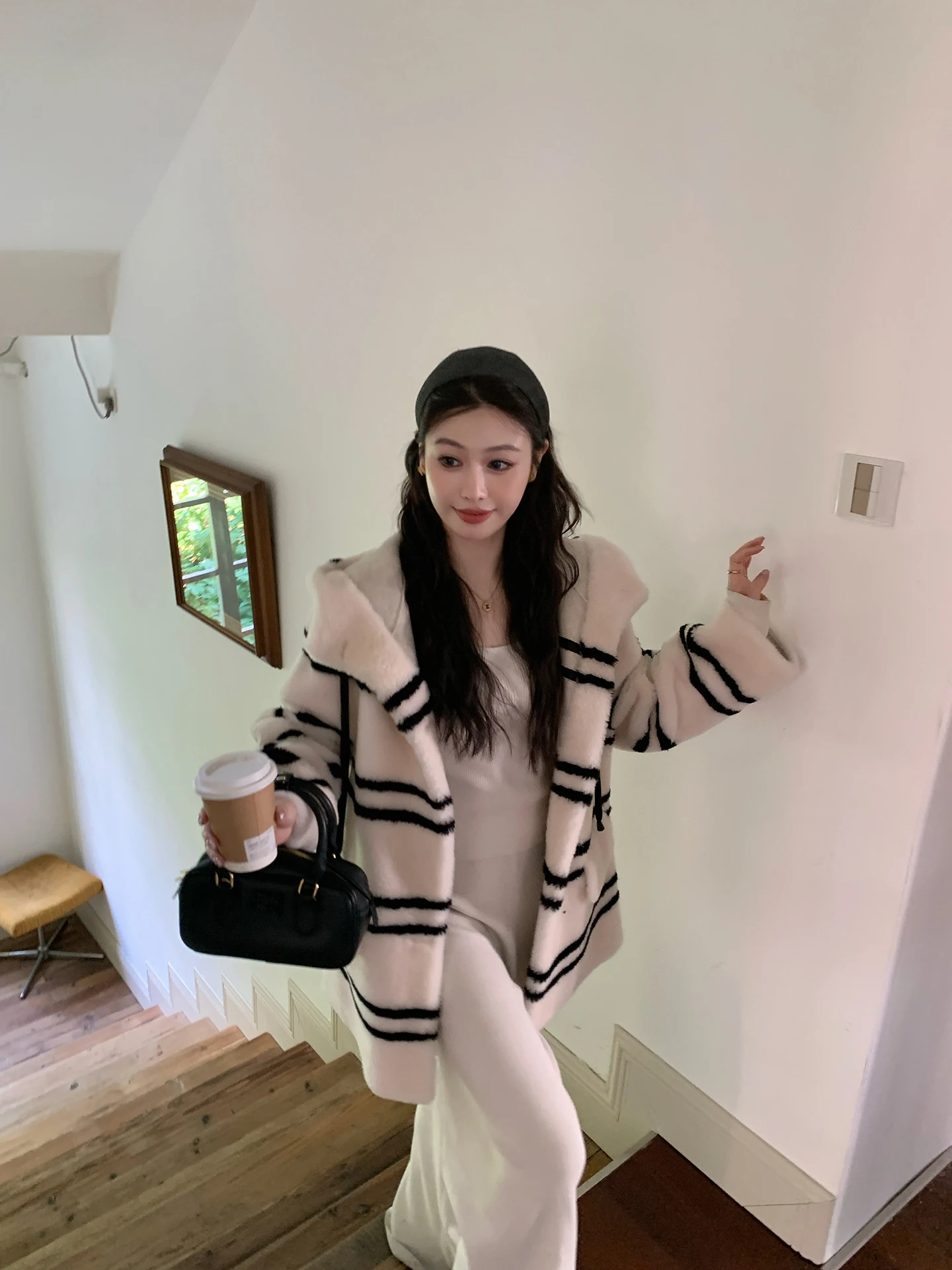 

Женское пальто из овечьей шерсти средней длины с капюшоном, теплое, молодежное, новинка 2025 года, шерстяное, из искусственной кожи, удобное, для повседневной носки на улице