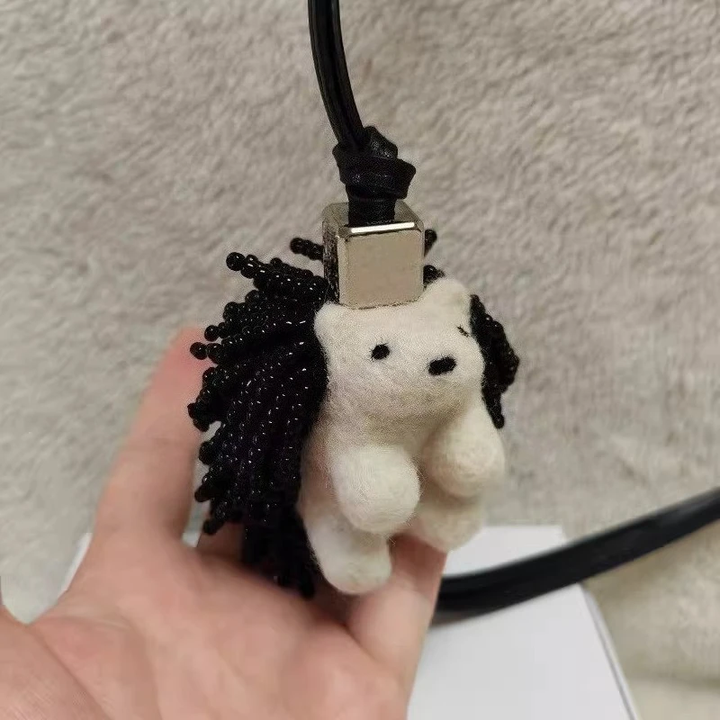 

Изысканный брелок-подвеска из войлока ручной работы: Ежик и Свинка. Роскошный войлочный брелок для ключей и украшения сумки.