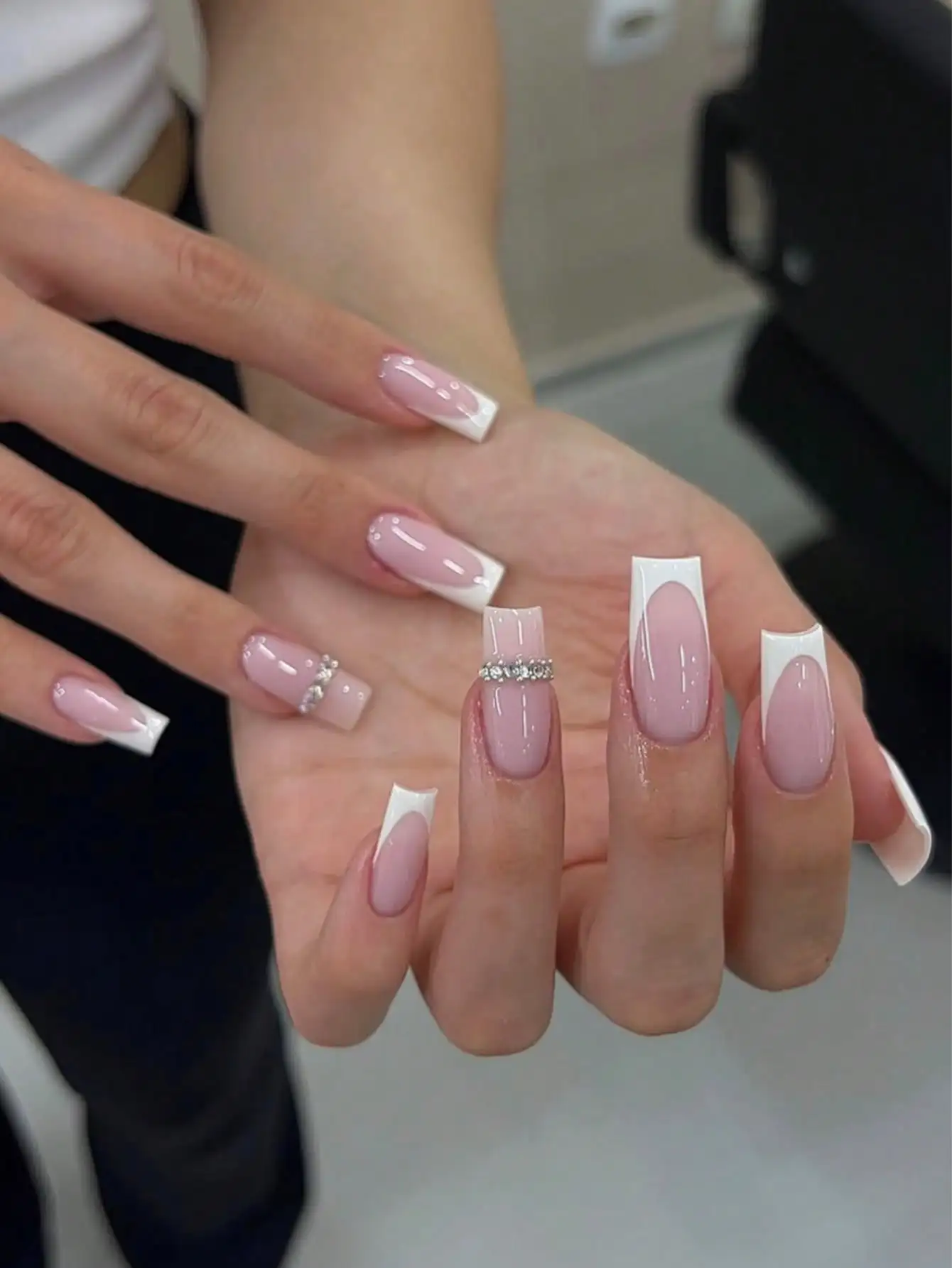 10 Medium-Length Rectangular Handmade Nails, Gentle Minimalist Pink and White French Manicure, with Light Luxury Diamond Chain Decoration, Reusable Finished Fake Nails, Suitable for Women's Daily Wear, Dates, Weddings, and Banquets