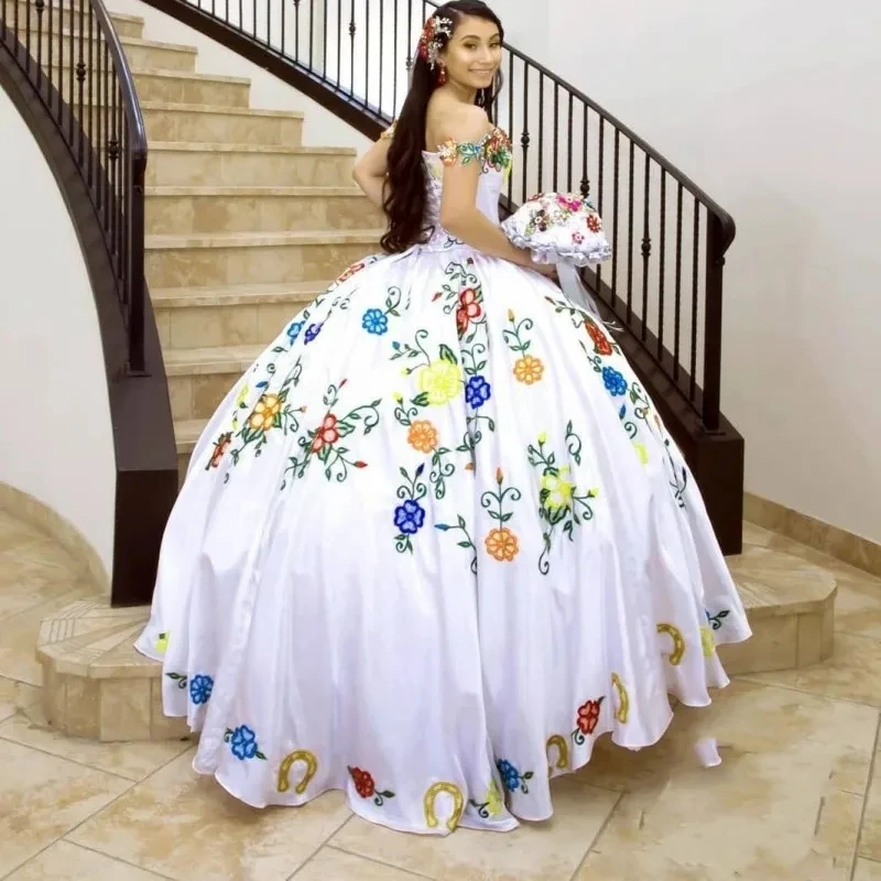 فساتين أميرة بيضاء Quinceanera ، ثوب حفلة ، لؤلؤ مطرز على شكل قلب ، حلوة 16 فساتين ، 15 سنة