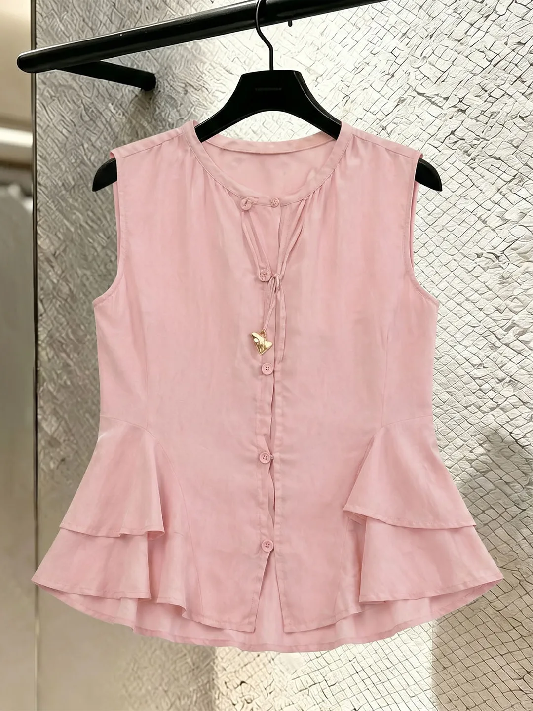 

Chic Commuter Style Sleeveless Hem Ruffle Design Single Button Youthful Shirt Silk Material round Neck Regular Length Summer Top