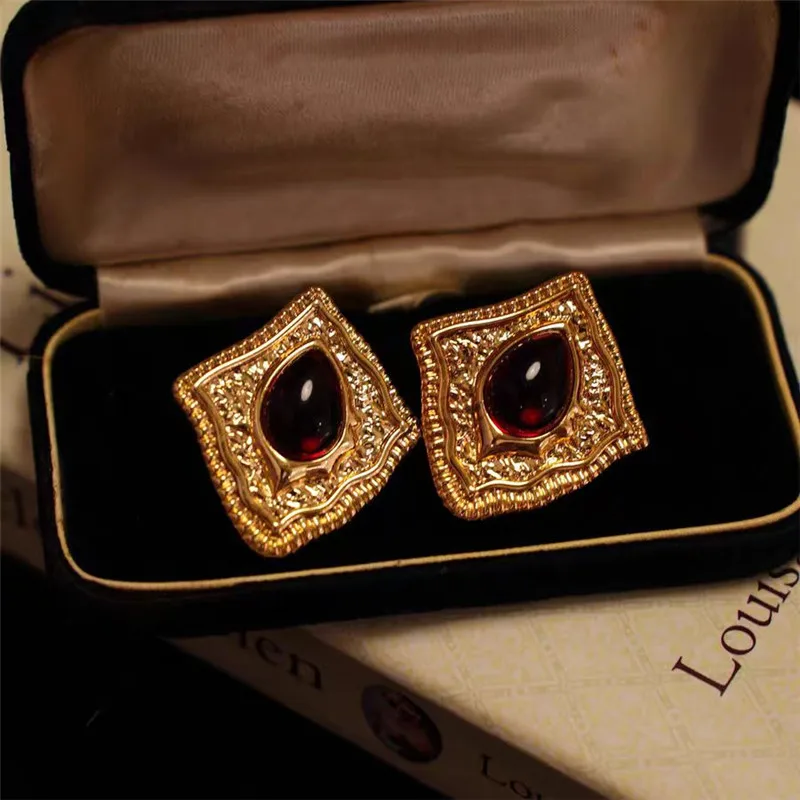 

Retro Geometry Metal Ear Studs Elegant Fashion Design High-End Feelings Ladies' Jewelry for Parties And Daily Wear