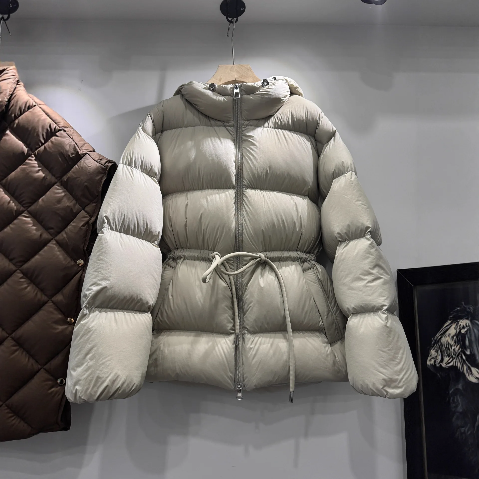 Nueva chaqueta acolchada ligera de invierno de diseñador de lujo para mujer, abrigos acolchados gruesos con capucha adelgazantes y cinturón cálido