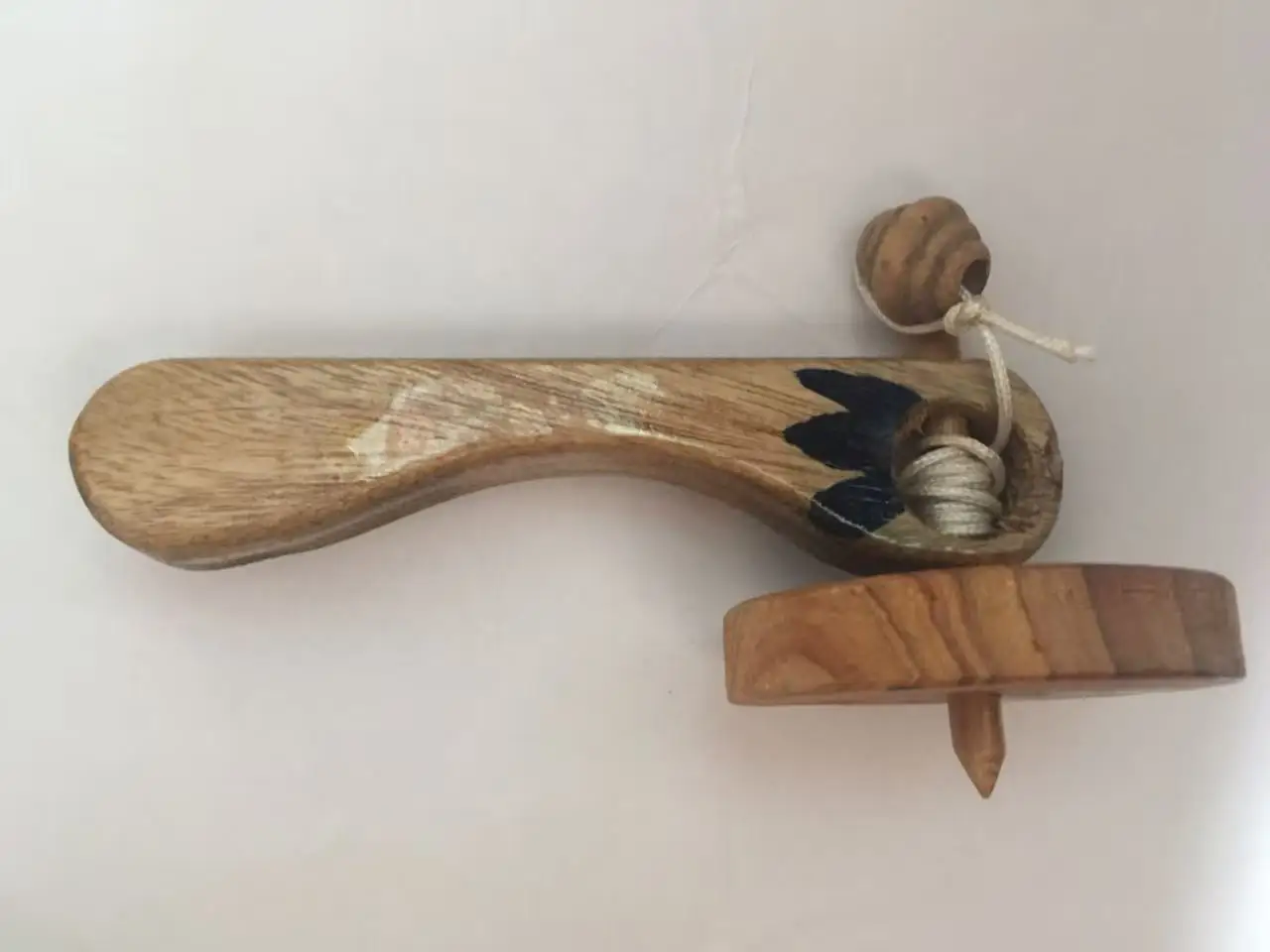 

1 PCS Pull String Wood Spin Top Toys Spinning Tops Gyro With Handle N Wick Set Wooden Spinner With Launcher N Rip Cord Funny Toy