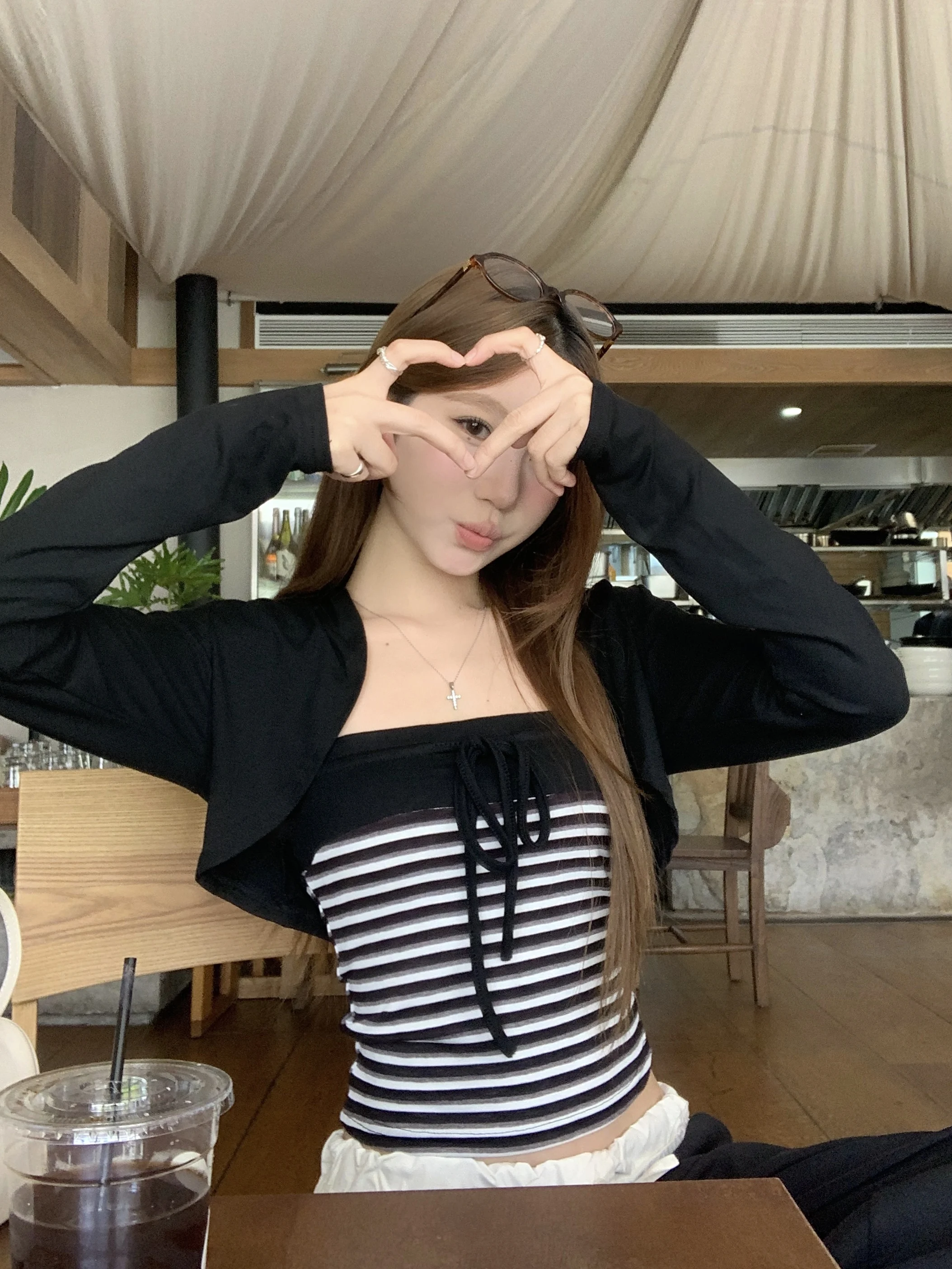 

Комплект из двух предметов: черный вязаный кардиган с длинными рукавами в стиле «Spicy Girl» и летний жилет в полоску с высокой талией для женщин.