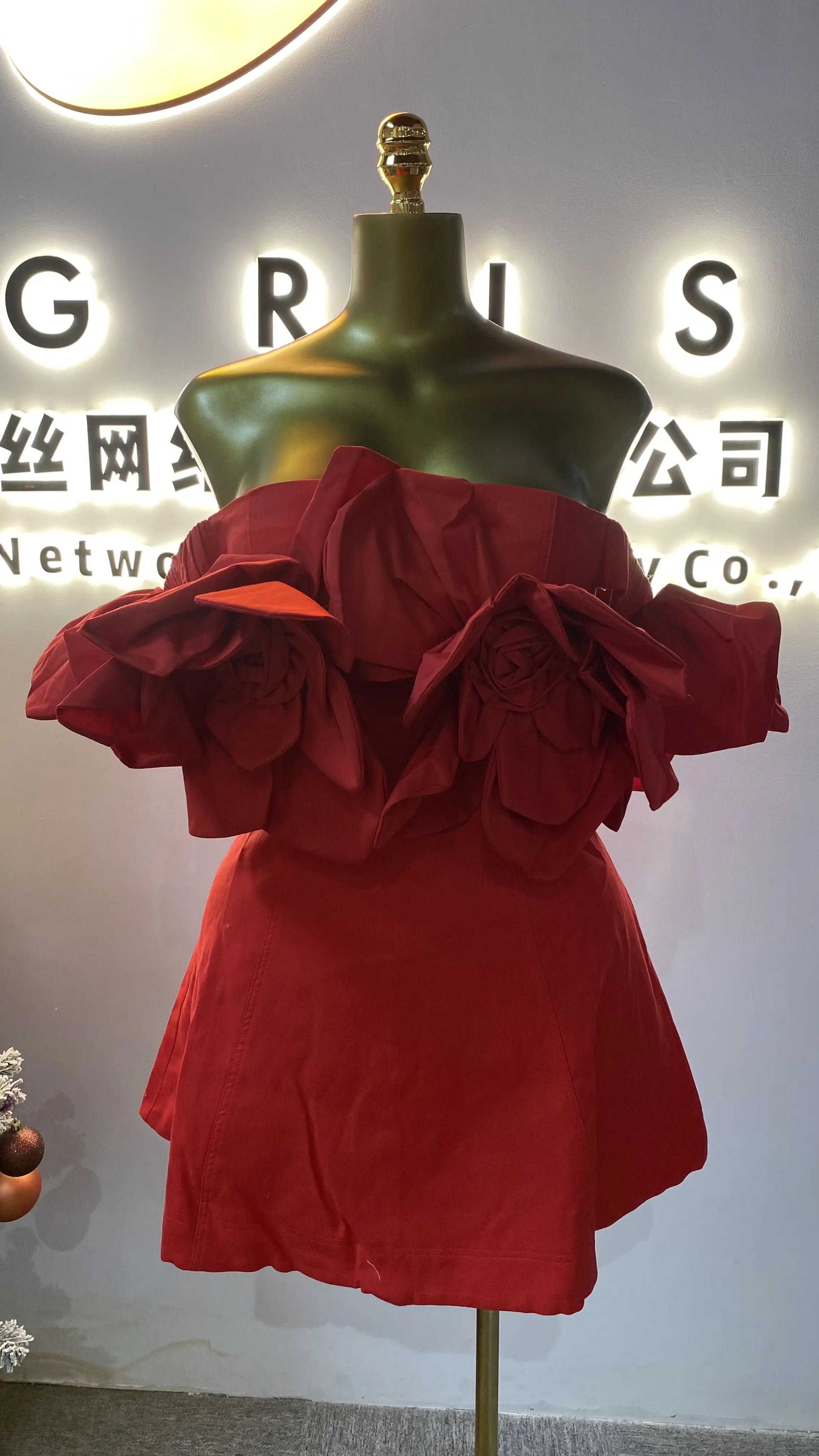 فستان نسائي أنيق مثير مكشوف الكتفين، طراز جديد 2025، تنورة قصيرة زهرية ثلاثية الأبعاد.-GZXX109 #1